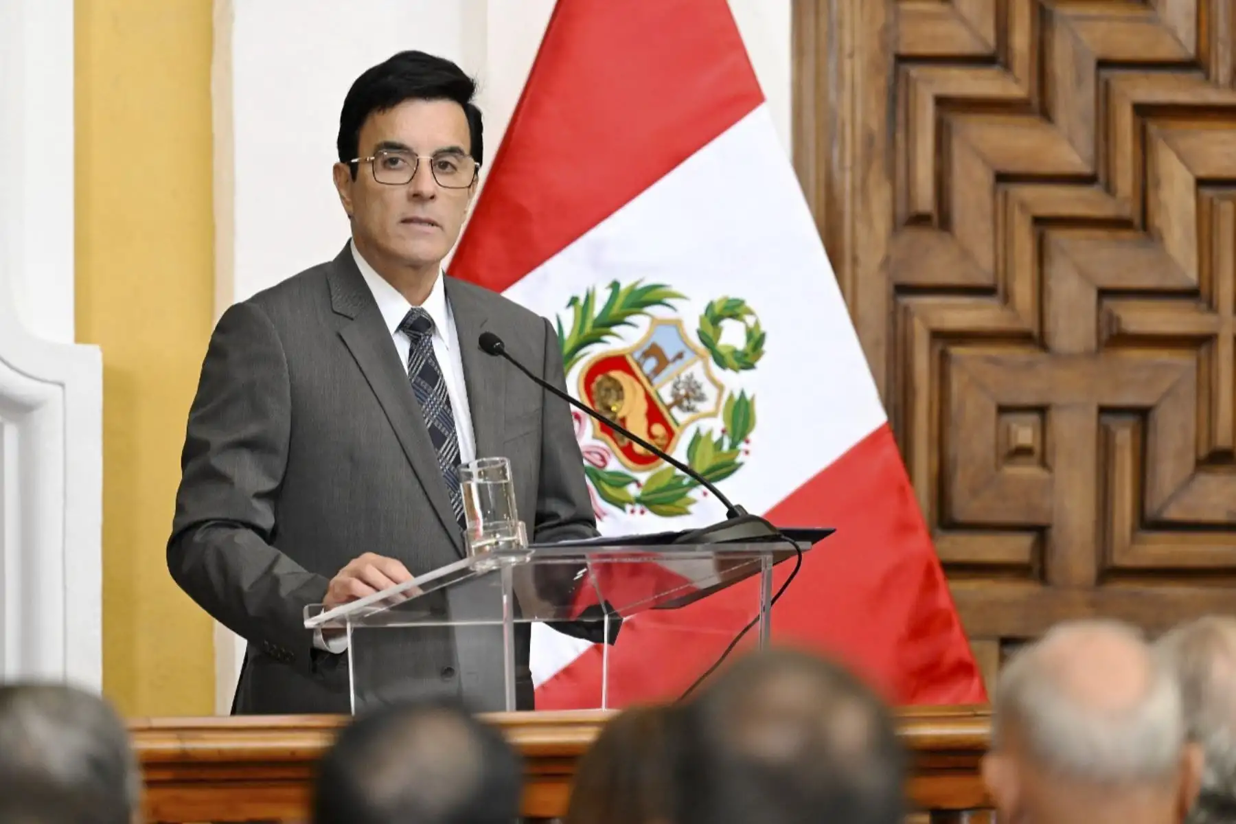 Carlos España promete 'estabilidad' y transformación en Cancillería: discursos, sellos y optimismo enlatado