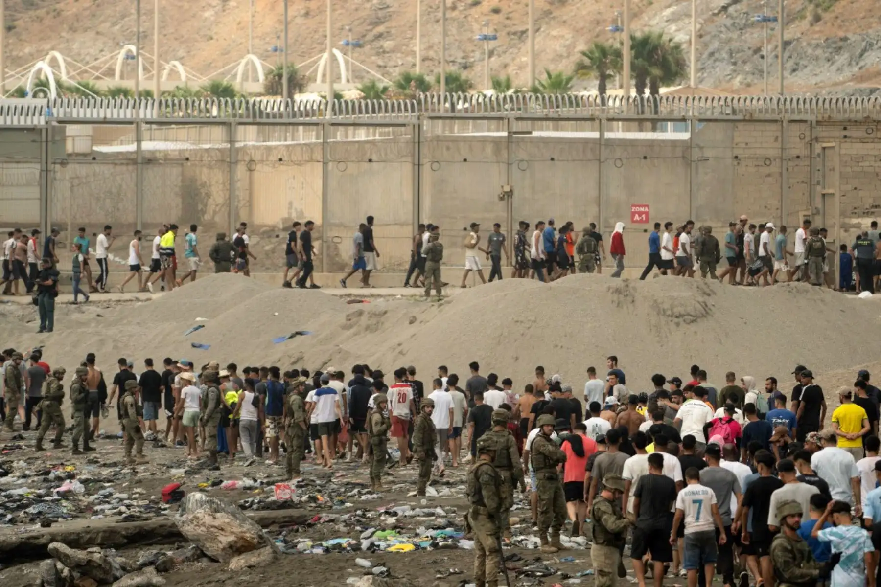 Soldados españoles controlan el paso de migrantes que regresan a Marruecos tras cruzar la frontera para entrar en el enclave español de Ceuta, en el norte de África, el 31 de julio de 2026. Foto: AFP