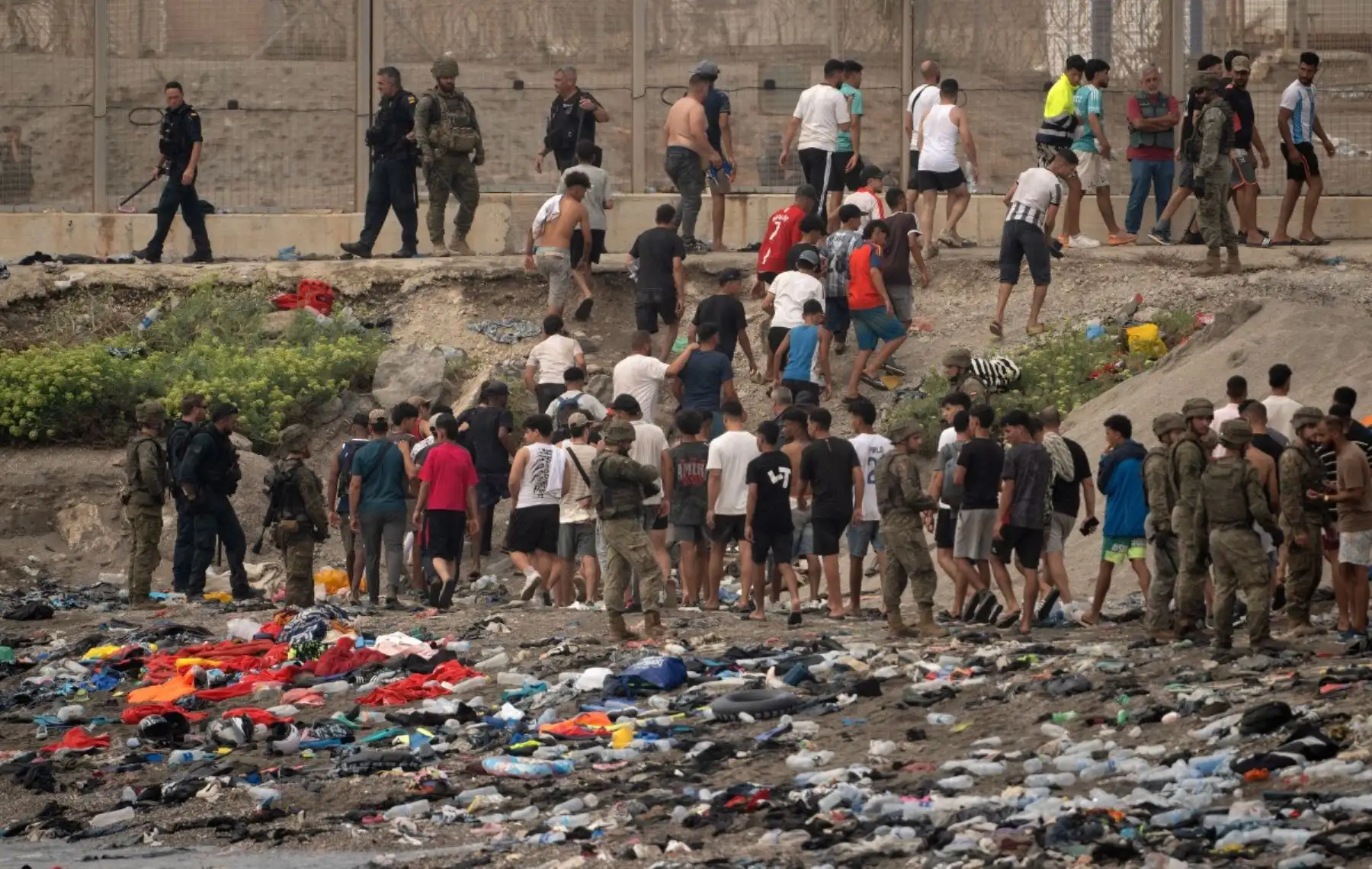 Soldados españoles controlan el paso de migrantes que regresan a Marruecos tras cruzar la frontera para entrar en el enclave español de Ceuta, en el norte de África, el 31 de julio de 2026. Foto: AFP