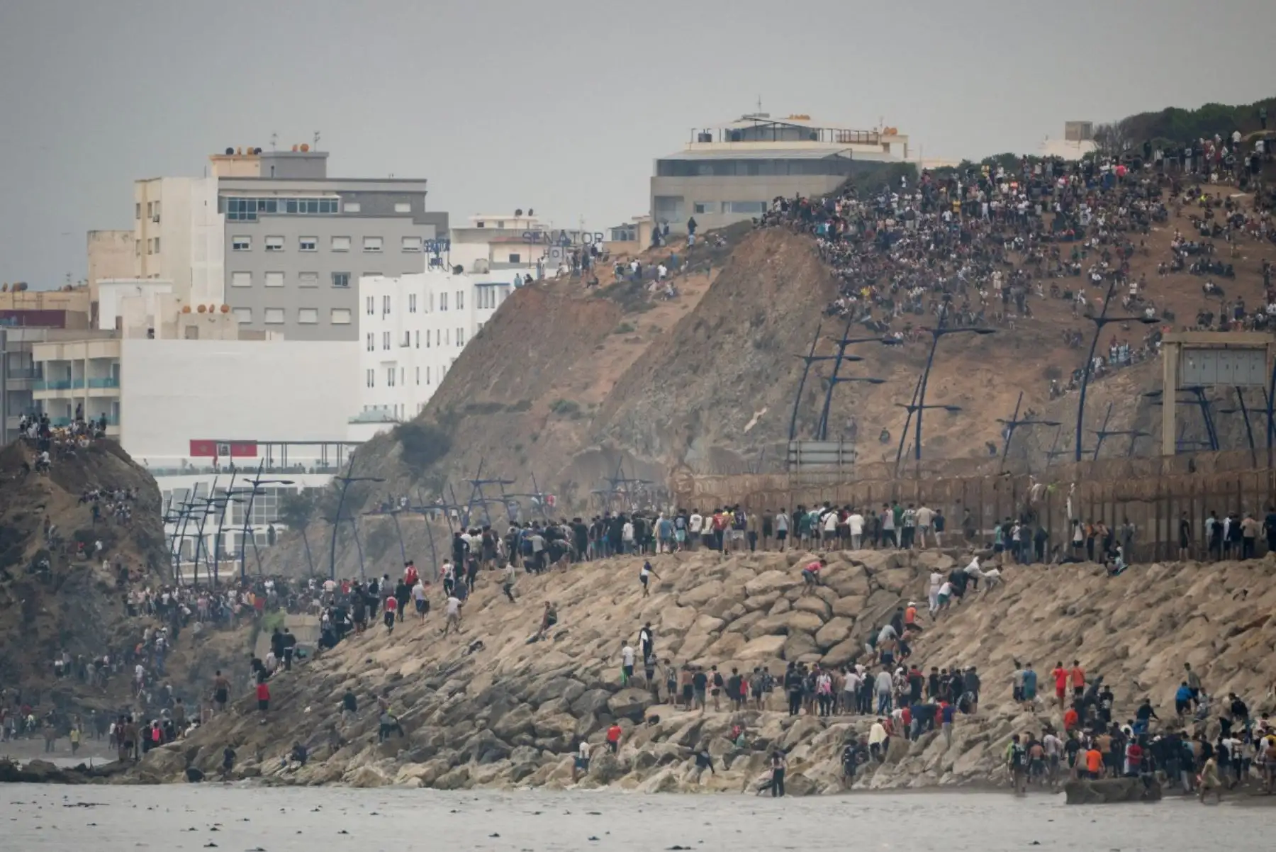 El 31 de julio de 2026, miles de migrantes regresaron a Marruecos tras cruzar la frontera para entrar en el enclave español de Ceuta, en el norte de África. Foto: AFP