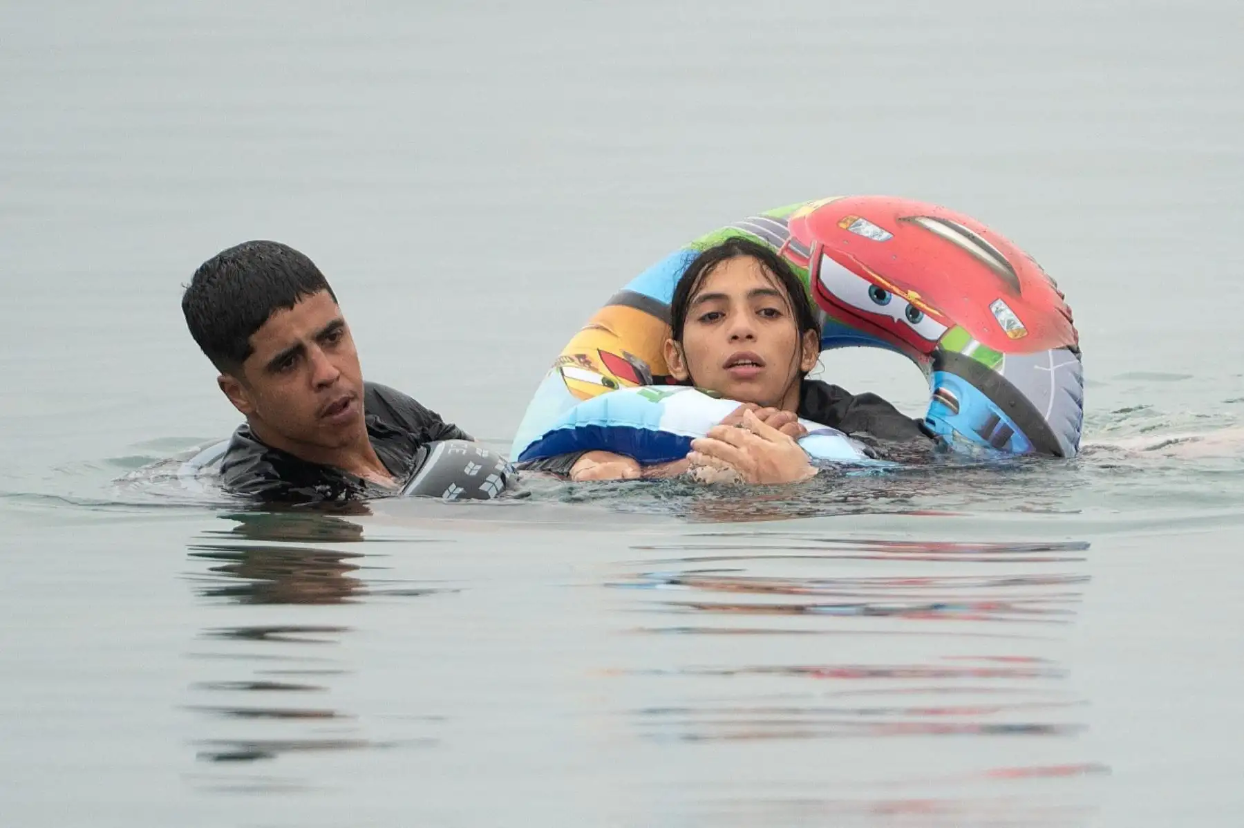 El 31 de julio de 2026, varios migrantes sortearon a nado la barrera fronteriza con Marruecos para entrar en el enclave español de Ceuta, en el norte de África. Foto: AFP