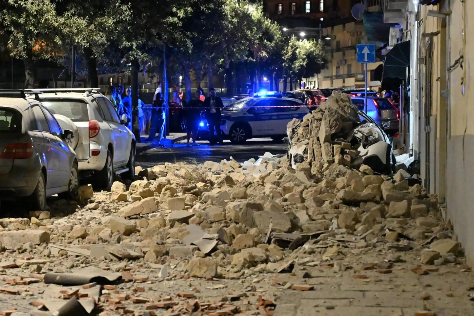 La policía acordonó las zonas afectadas por los derrumbes y los daños tras un sismo de magnitud 4,7 en Pozzuoli, cerca de Nápoles, Italia, el 31 de julio de 2026. El epicentro del terremoto se localizó cerca de la zona de los Campos Flegraen, según el Instituto Nacional de Geofísica y Vulcanología de Italia. Foto: EFE