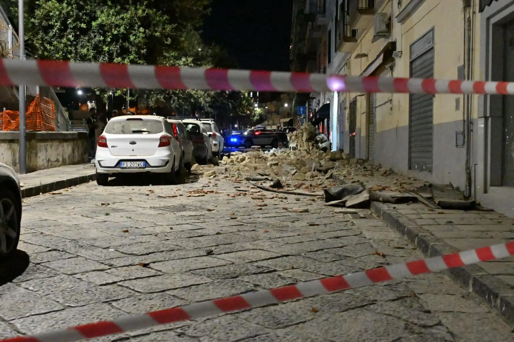La policía acordonó las zonas afectadas por los derrumbes y los daños tras un sismo de magnitud 4,7 en Pozzuoli, cerca de Nápoles, Italia, el 31 de julio de 2026. El epicentro del terremoto se localizó cerca de la zona de los Campos Flegraen, según el Instituto Nacional de Geofísica y Vulcanología de Italia. Foto: EFE