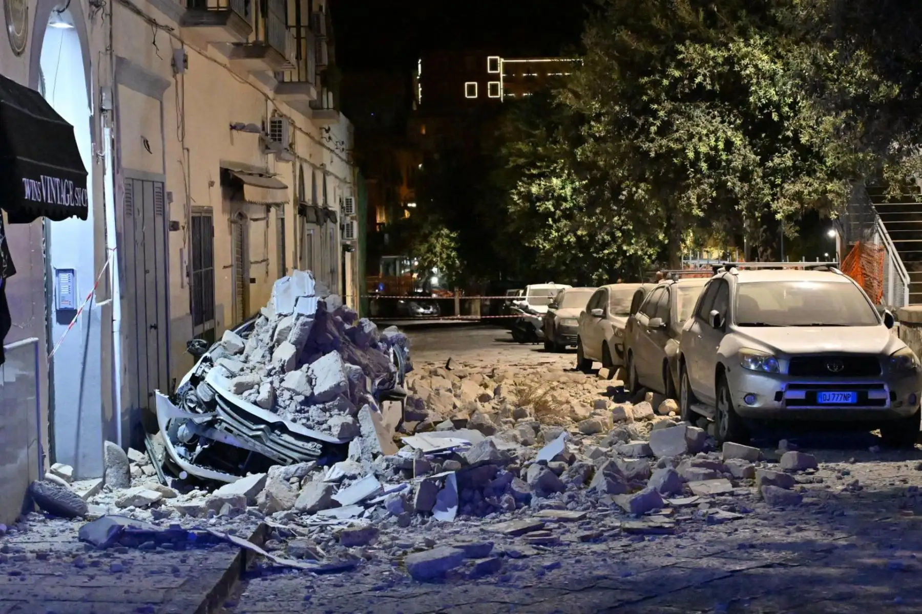 Vista de los daños causados ​​por un sismo de magnitud 4,7 en Pozzuoli, cerca de Nápoles, Italia, el 31 de julio de 2026. El epicentro del terremoto se localizó cerca de la zona de los Campos Flegraen, según el Instituto Nacional de Geofísica y Vulcanología de Italia. Foto. EFE