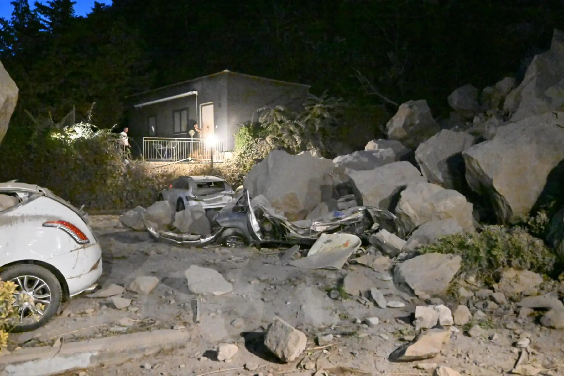 Varios coches quedaron aplastados bajo las rocas que cayeron durante un sismo de magnitud 4,7 en Pozzuoli, al oeste de Nápoles, Italia, el 31 de julio de 2026. El epicentro del terremoto se localizó cerca de la zona de los Campos Flegraen, según el Instituto Nacional de Geofísica y Vulcanología de Italia. Foto: EFE