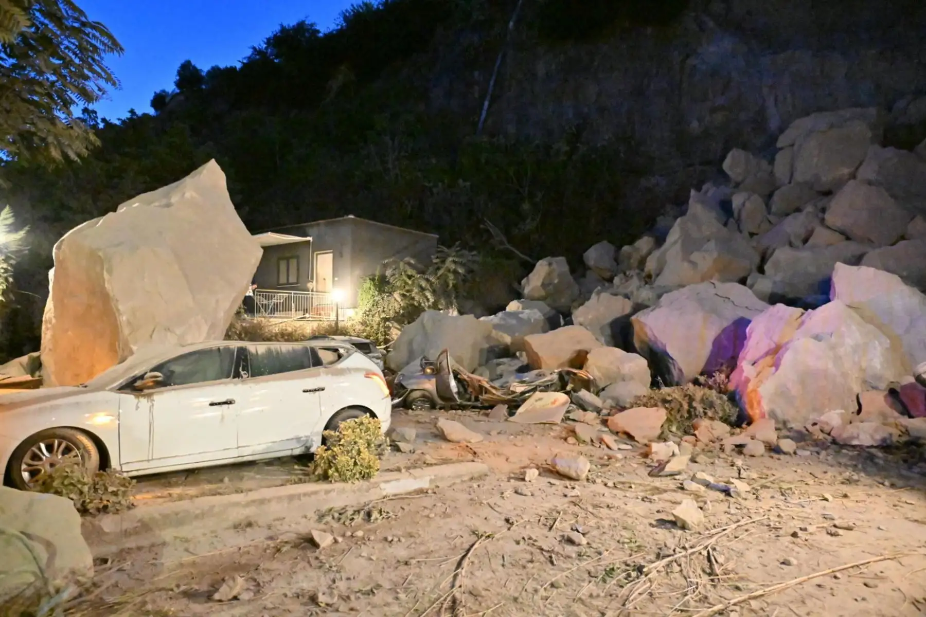 Varios coches quedaron aplastados bajo las rocas que cayeron durante un sismo de magnitud 4,7 en Pozzuoli, al oeste de Nápoles, Italia, el 31 de julio de 2026. El epicentro del terremoto se localizó cerca de la zona de los Campos Flegraen, según el Instituto Nacional de Geofísica y Vulcanología de Italia. Foto: EFE