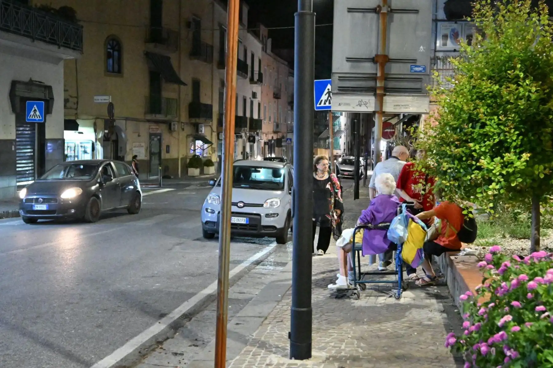 Varias personas permanecen en las calles tras un sismo de magnitud 4,7 en Pozzuoli, cerca de Nápoles, Italia, el 31 de julio de 2026. El epicentro del terremoto se localizó cerca de la zona de los Campos Flégreos, según el Instituto Nacional de Geofísica y Vulcanología de Italia. Foto: EFE