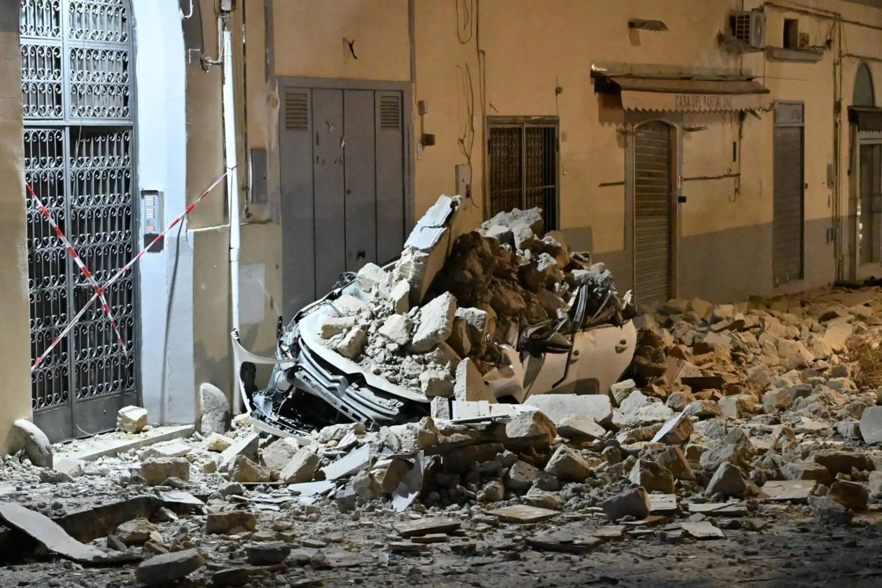 Vista de los daños causados ​​por un sismo de magnitud 4,7 en Pozzuoli, cerca de Nápoles, Italia, el 31 de julio de 2026. El epicentro del terremoto se localizó cerca de la zona de los Campos Flegraen, según el Instituto Nacional de Geofísica y Vulcanología de Italia. Foto: AFP