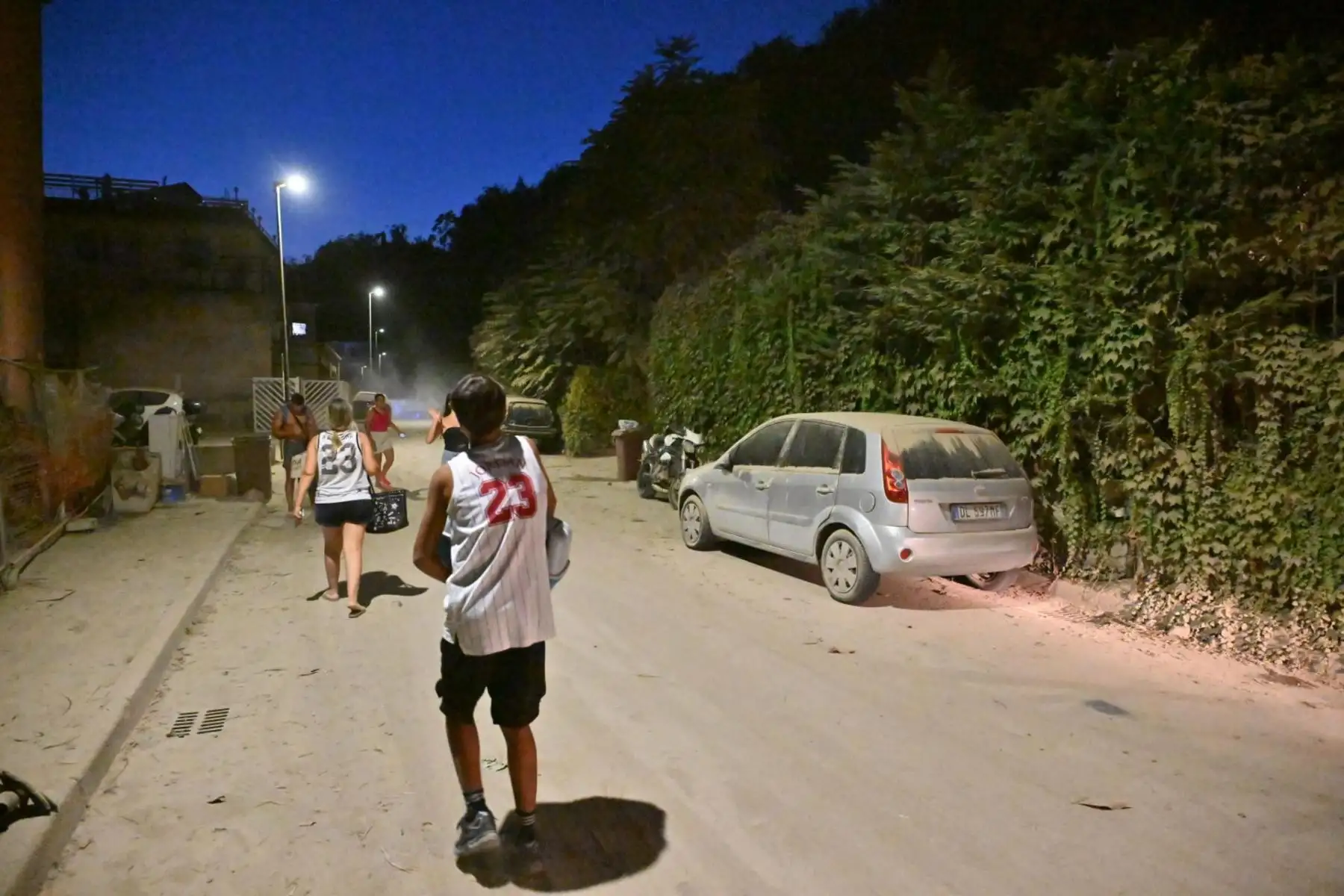 Varias personas permanecen en las calles tras un sismo de magnitud 4,7 en Pozzuoli, cerca de Nápoles, Italia, el 31 de julio de 2026. El epicentro del terremoto se localizó cerca de la zona de los Campos Flegraen, según el Instituto Nacional de Geofísica y Vulcanología de Italia. Foto: EFE