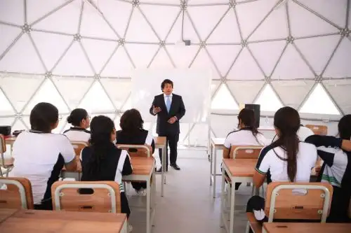 El Minedu, a través del Pronied, inició la implementación del primer paquete de 20 domos modulares. Foto: Minedu