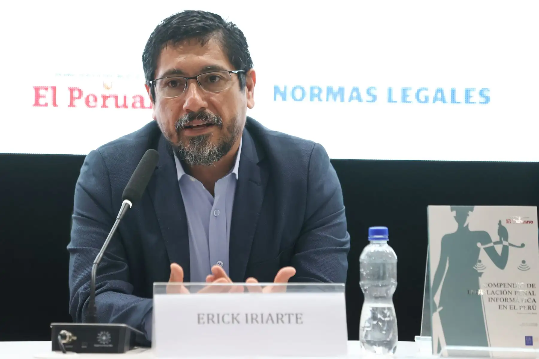 Editora Perú presenta en la FIL Lima 2026  el libro "Compendio de legislación penal informática en el Perú" del abogado especializado Erick Iriarte. Foto: ANDINA/Melina Mejía