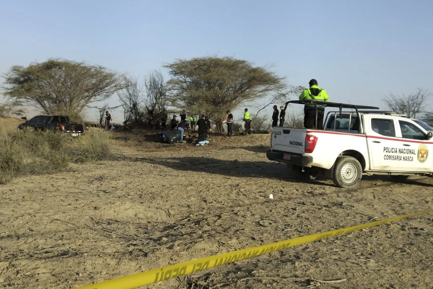 Integrantes la Policía de Perú operan en la zona donde una avioneta que sobrevolaba sobre las Líneas de Nazca se estrelló y dejó trece personas fallecidas, entre ellos 11 turistas, este sábado, en la municipalidad provincial de Nazca (Perú). EFE/Victor Quilca/