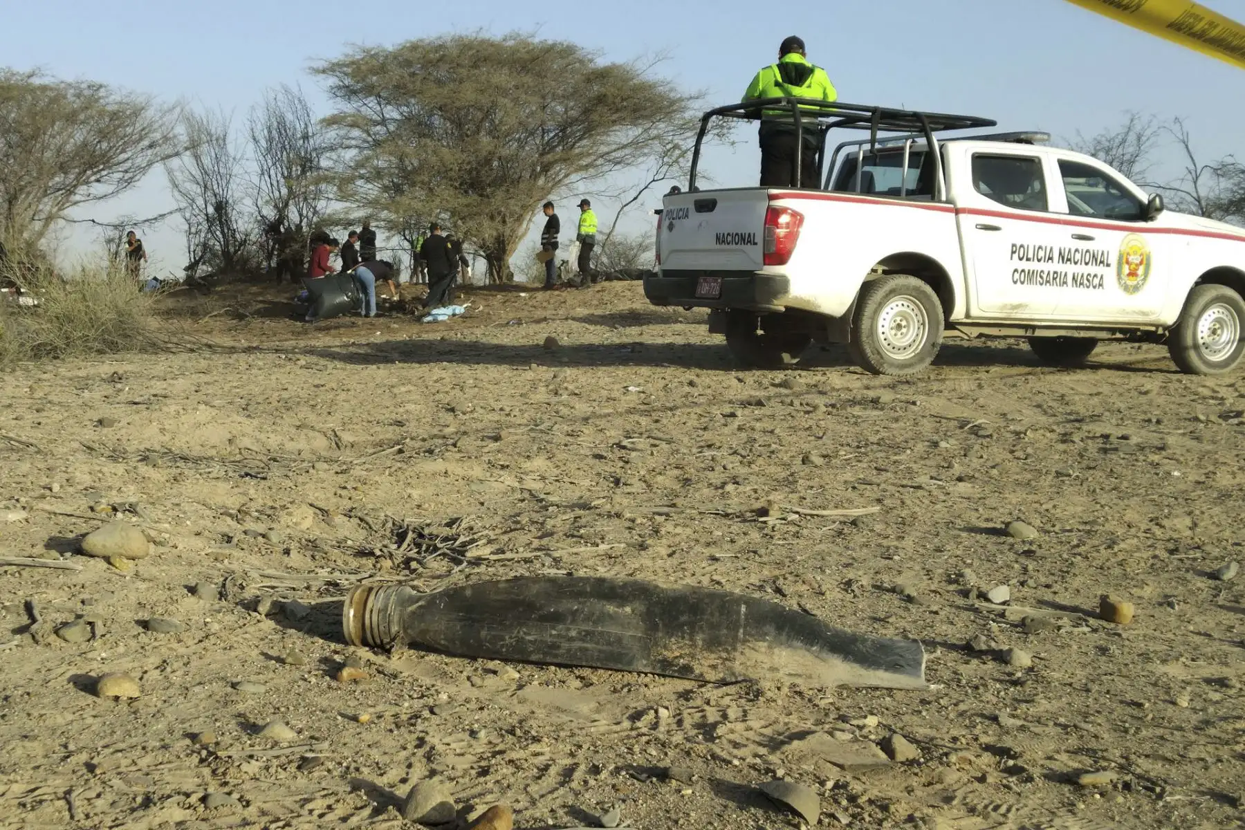 Integrantes la Policía de Perú operan en la zona donde una avioneta que sobrevolaba sobre las Líneas de Nazca se estrelló y dejó trece personas fallecidas, entre ellos 11 turistas, este sábado, en la municipalidad provincial de Nazca (Perú). EFE/Victor Quilca