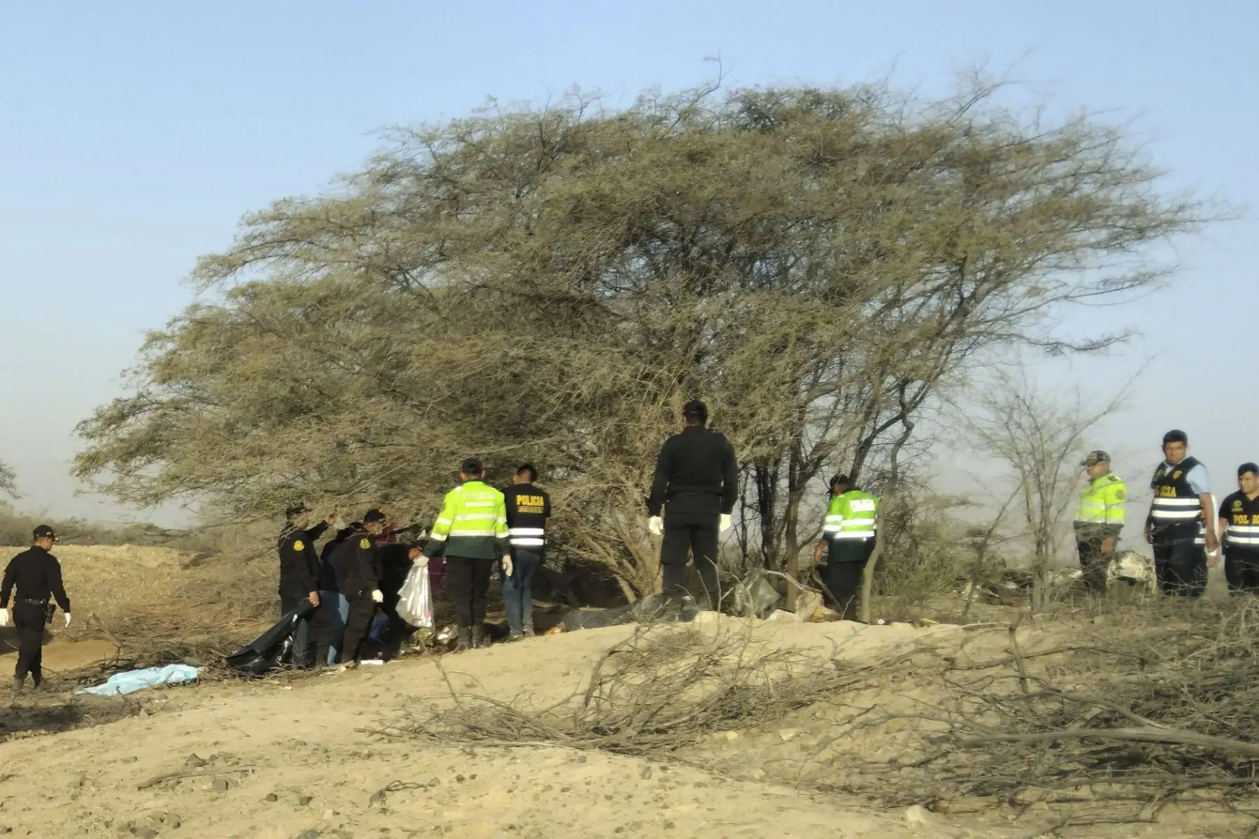 Integrantes la Policía de Perú operan en la zona donde una avioneta que sobrevolaba sobre las Líneas de Nazca se estrelló y dejó trece personas fallecidas, entre ellos 11 turistas, este sábado, en la municipalidad provincial de Nazca (Perú). EFE/Victor Quilca