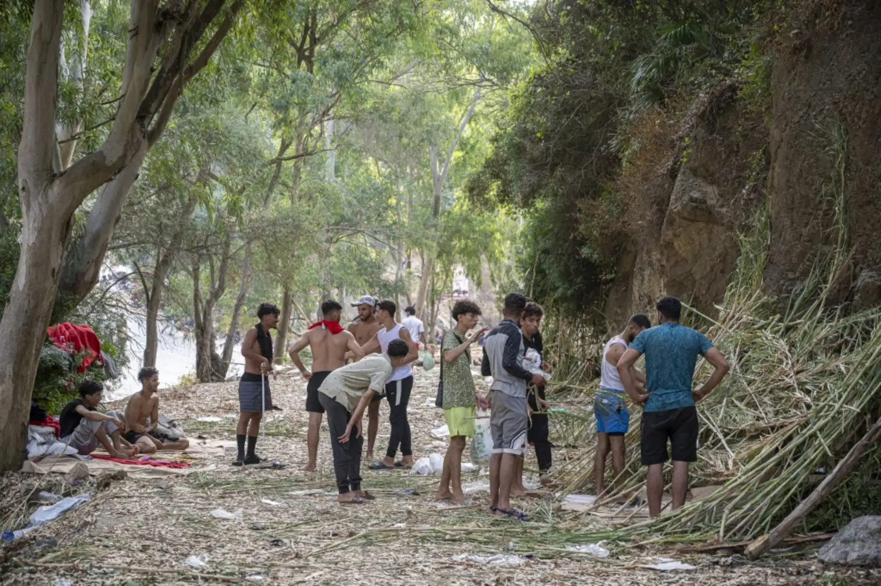 Migrantes se congregan en playas y diversos puntos de la ciudad mientras las autoridades españolas instalan una barrera marítima flotante frente a la costa de Ceuta para impedir los cruces irregulares hacia el enclave español en el norte de África, el 1 de agosto de 2026. Foto: AFP