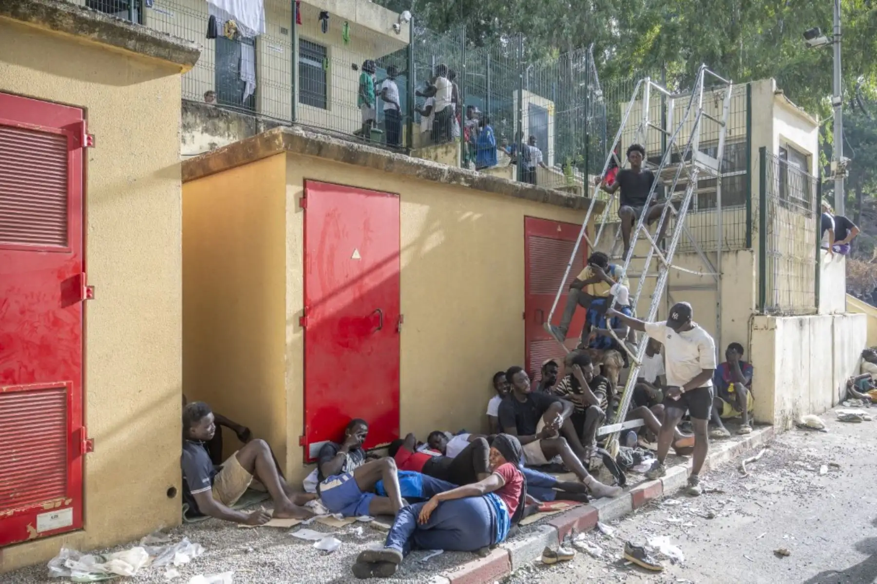 Migrantes se congregan en playas y diversos puntos de la ciudad mientras las autoridades españolas instalan una barrera marítima flotante frente a la costa de Ceuta para impedir los cruces irregulares hacia el enclave español en el norte de África, el 1 de agosto de 2026. Foto: AFP