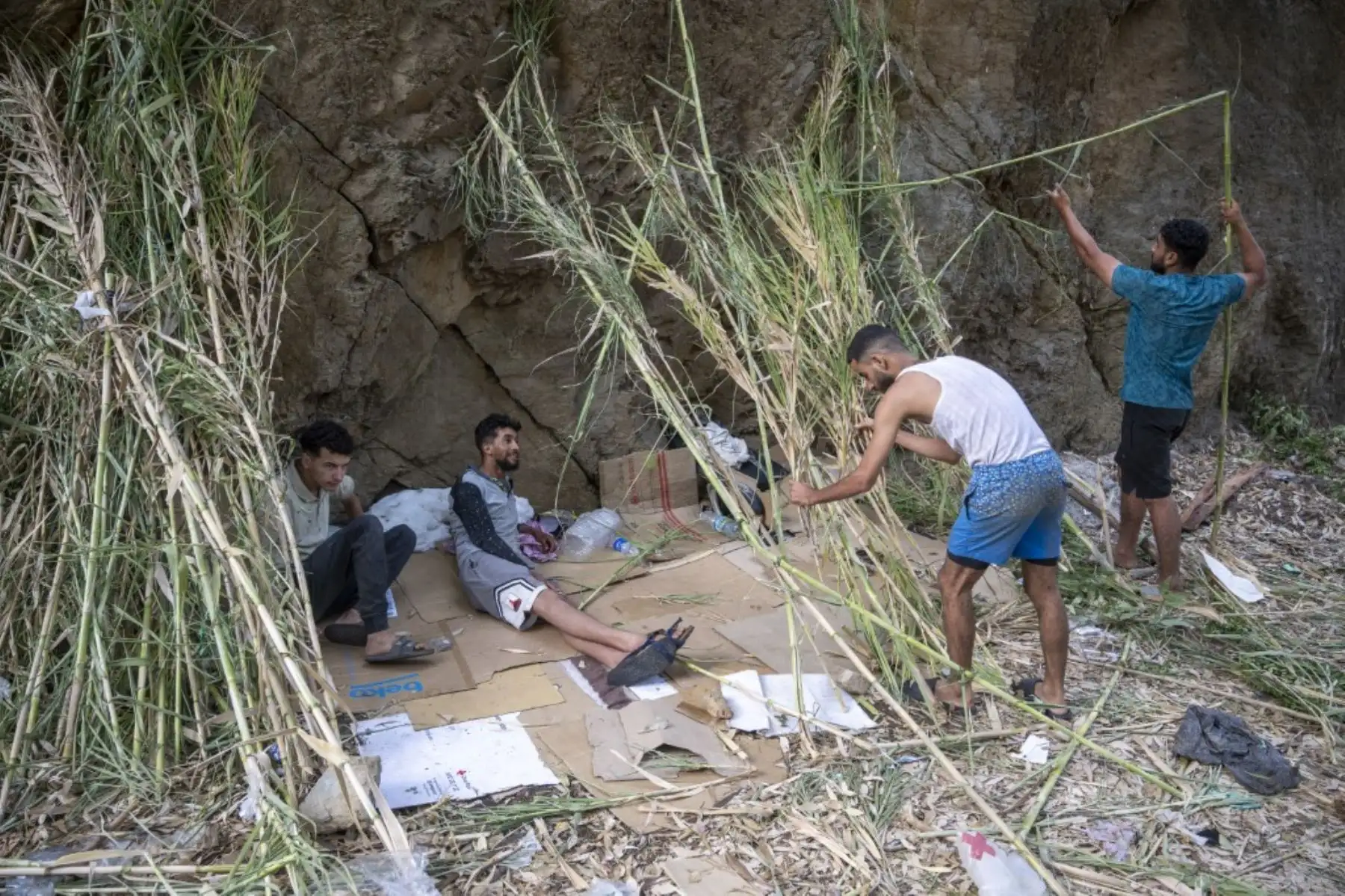 Migrantes se congregan en playas y diversos puntos de la ciudad mientras las autoridades españolas instalan una barrera marítima flotante frente a la costa de Ceuta para impedir los cruces irregulares hacia el enclave español en el norte de África, el 1 de agosto de 2026. Foto: AFP