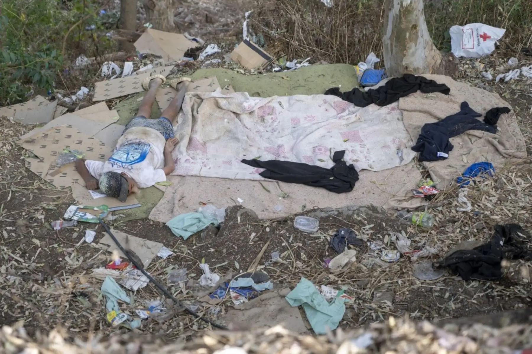 Migrantes se congregan en playas y diversos puntos de la ciudad mientras las autoridades españolas instalan una barrera marítima flotante frente a la costa de Ceuta para impedir los cruces irregulares hacia el enclave español en el norte de África, el 1 de agosto de 2026. Foto: AFP