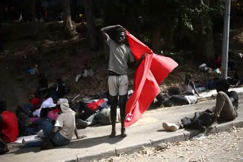 España: cientos de marroquíes duermen a la intemperie en Ceuta debido a la crisis migratoria
