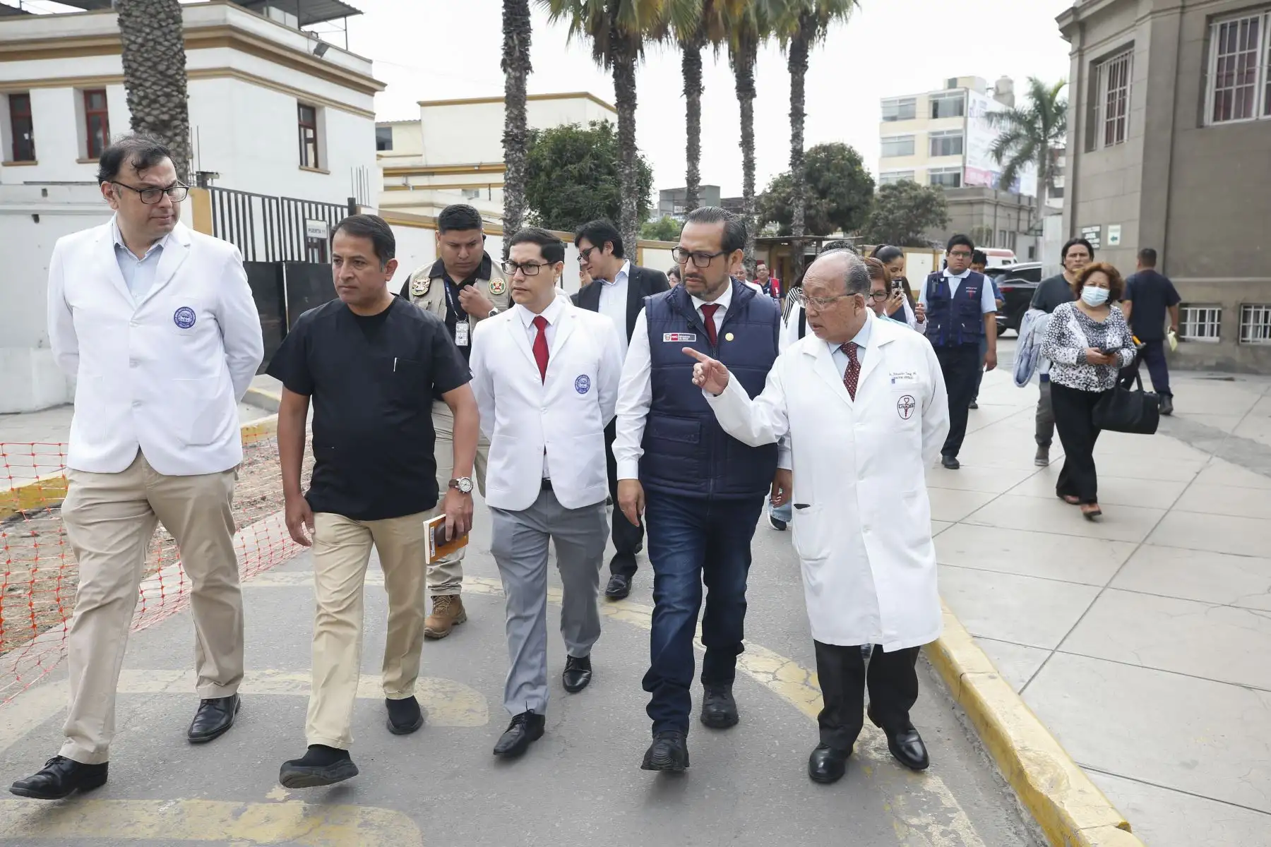 El ministro de Salud, Luis Dyer, inspeccionó las instalaciones del Instituto Nacional de Salud del Niño de Breña para supervisar la infraestructura, el equipamiento y la operatividad de los servicios. Foto: Minsa