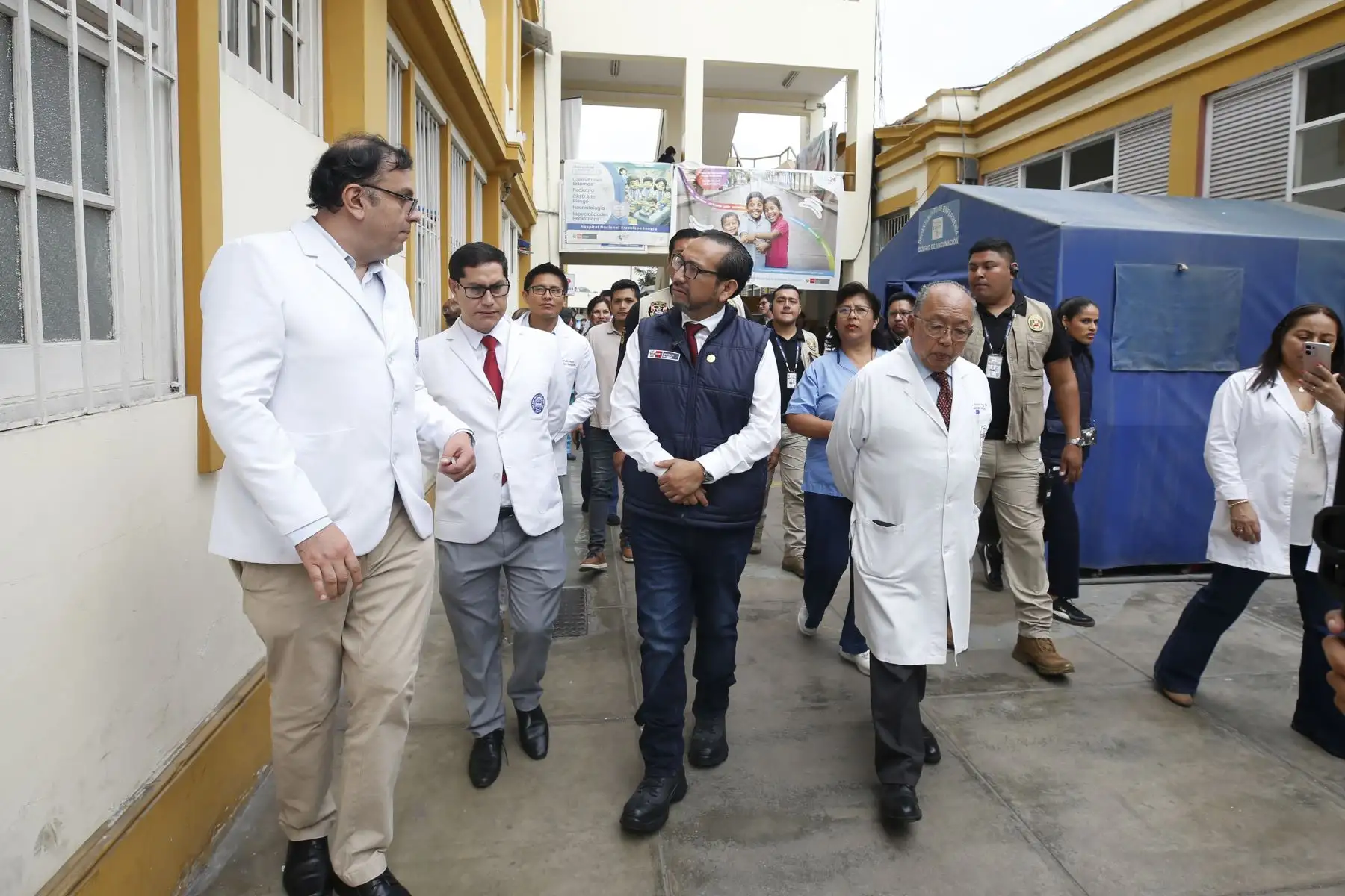 El ministro de Salud, Luis Dyer, inspeccionó las instalaciones del Instituto Nacional de Salud del Niño de Breña para supervisar la infraestructura, el equipamiento y la operatividad de los servicios. Foto: Minsa
