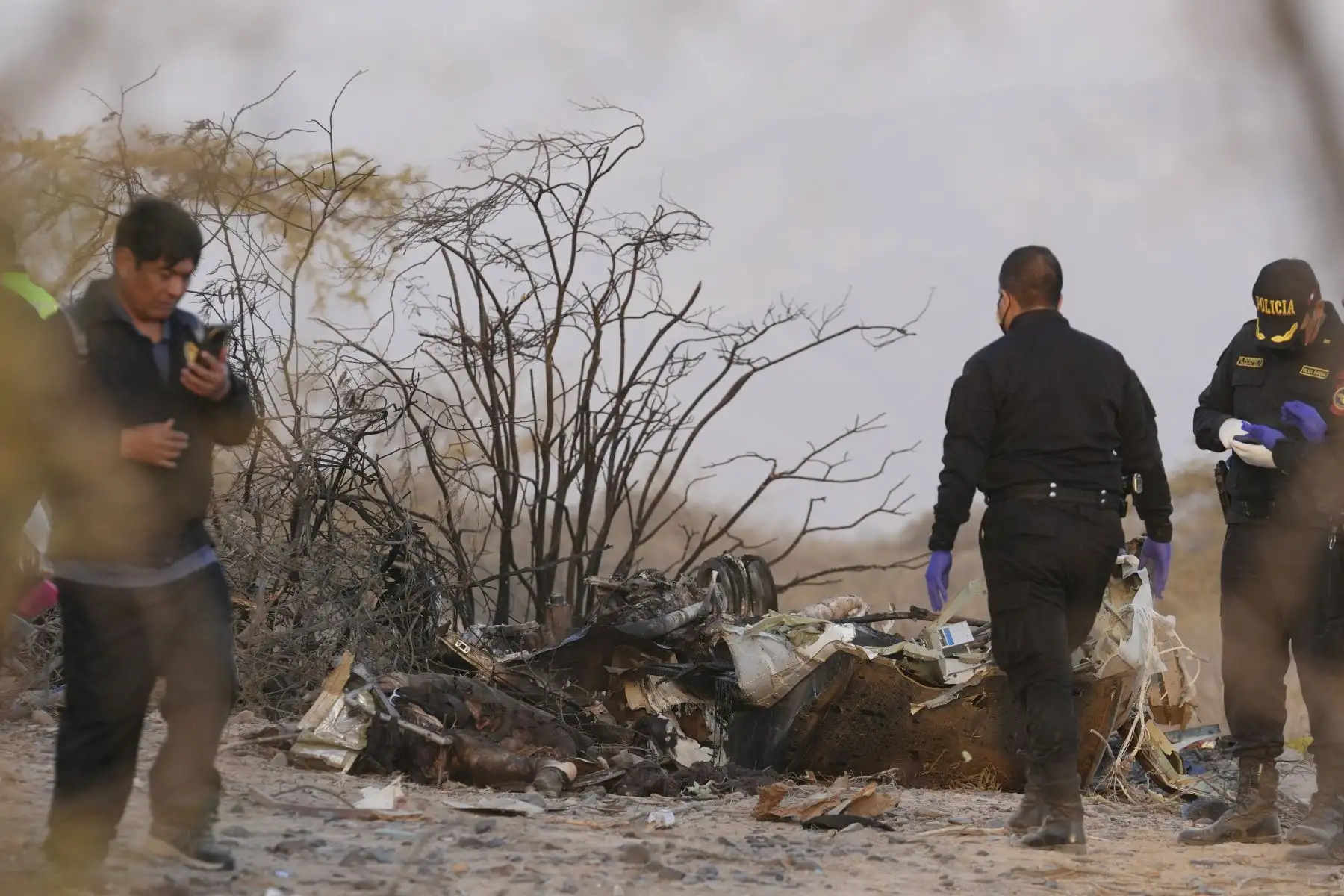 Un trágico accidente aéreo dejó un saldo de trece muertos en la región Ica. Una avioneta de la compañía Aerodiana se precipitó a tierra en las inmediaciones del sector de Pueblo Viejo, en Nasca. A bordo viajaban dos tripulantes y once turistas extranjeros: siete de nacionalidad italiana, dos españoles y dos alemanes. Todos los ocupantes perdieron la vida en el impacto. Foto: ANDINA/Genry Bautista