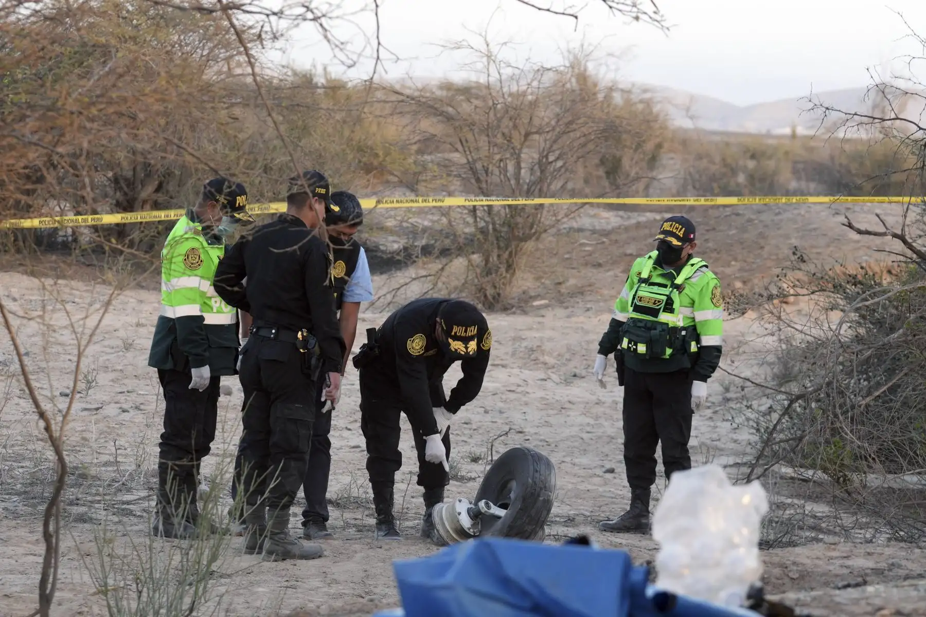 Los restos de la aeronave quedaron esparcidos en un amplio perímetro tras el violento impacto, que causó la muerte de 11 turistas europeos y los dos tripulantes. Foto: ANDINA/Genry Bautista