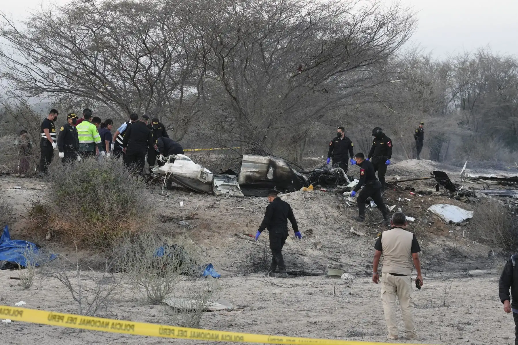 El Segundo Despacho de la Segunda Fiscalía Provincial Penal Corporativa de Nasca concluyó el levantamiento de varios cadáveres y ordenó su traslado a la morgue de Ica para la realización de pruebas de ADN que permitan su identificación. Foto: ANDINA/Genry Bautista