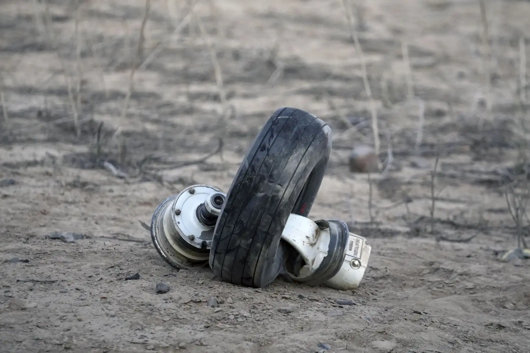 Los restos de la aeronave quedaron esparcidos en un amplio perímetro tras el violento impacto, que causó la muerte de 11 turistas europeos y los dos tripulantes. Foto: ANDINA/Genry Bautista
