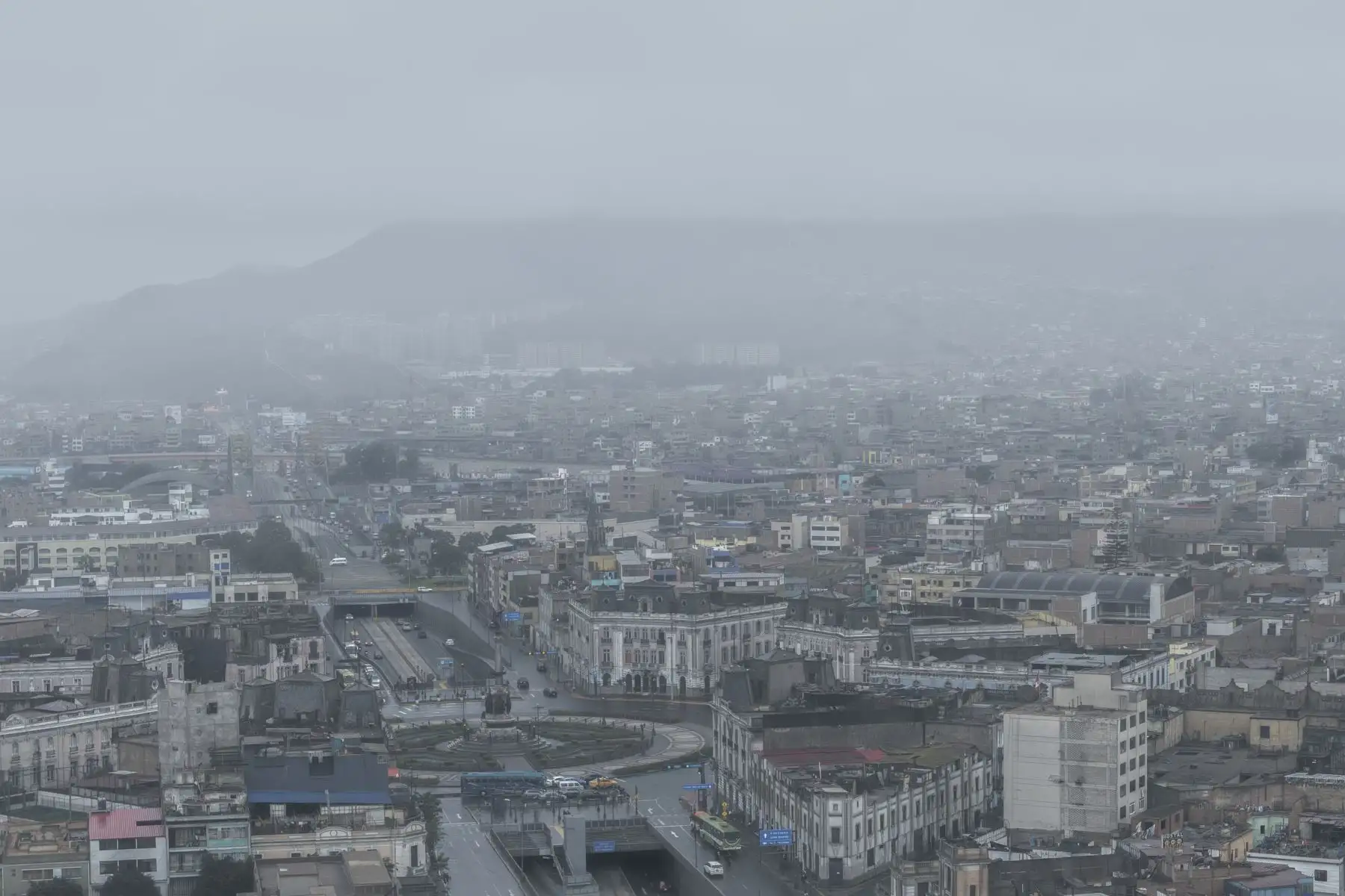 Lima amaneció este domingo con llovizna que dejó pistas y veredas mojadas en diversos sectores de la capital. El fenómeno estuvo acompañado de un descenso de la temperatura durante las primeras horas del día. Foto: ANDINA/Ricardo Cuba
