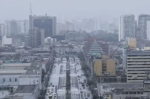 Lima amanece con llovizna y bajas temperaturas