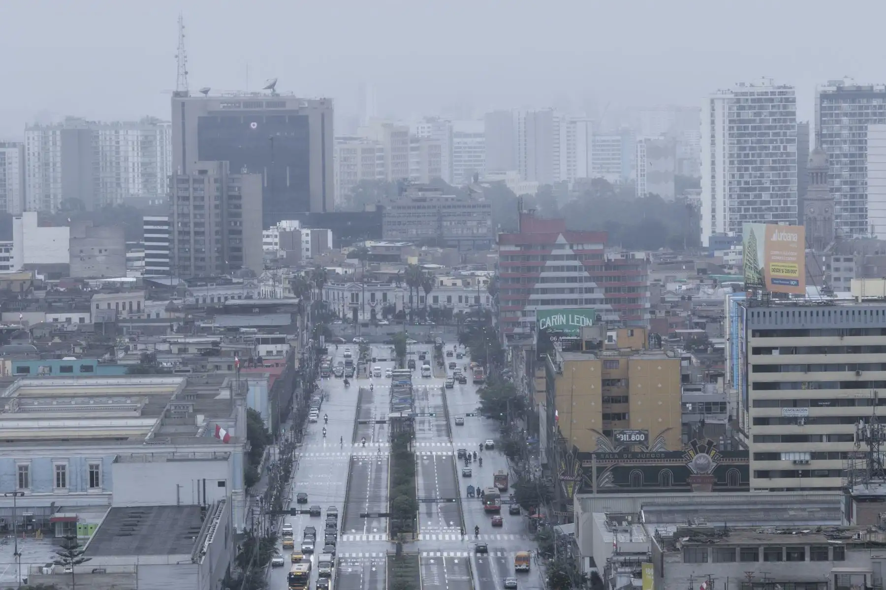 Lima amaneció este domingo con llovizna que dejó pistas y veredas mojadas en diversos sectores de la capital. El fenómeno estuvo acompañado de un descenso de la temperatura durante las primeras horas del día. Foto: ANDINA/Ricardo Cuba