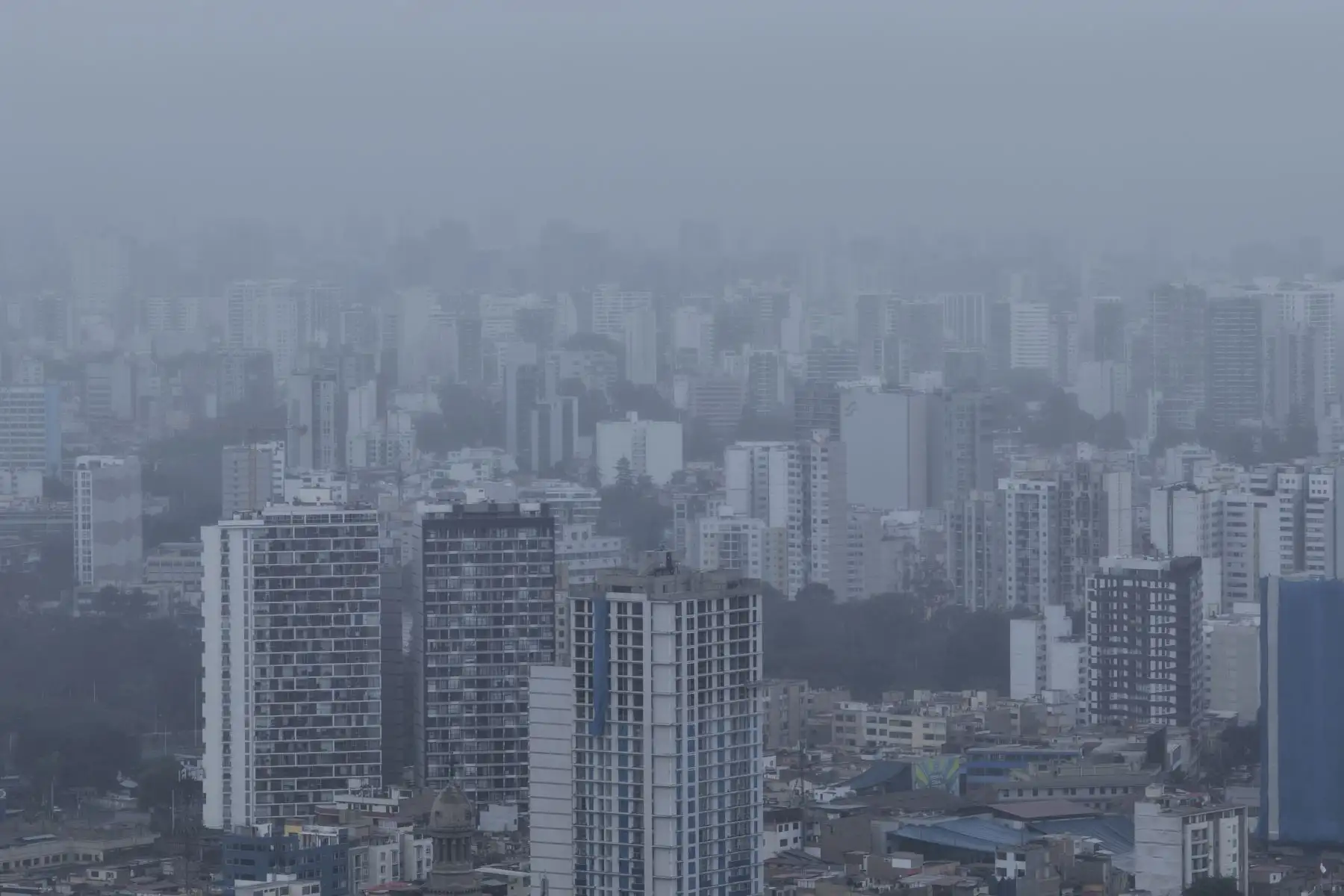 Lima amaneció este domingo con una llovizna que dejó pistas y veredas mojadas en diversos sectores de la capital. El fenómeno estuvo acompañado de un descenso de la temperatura durante las primeras horas del día. Foto: ANDINA/Ricardo Cuba