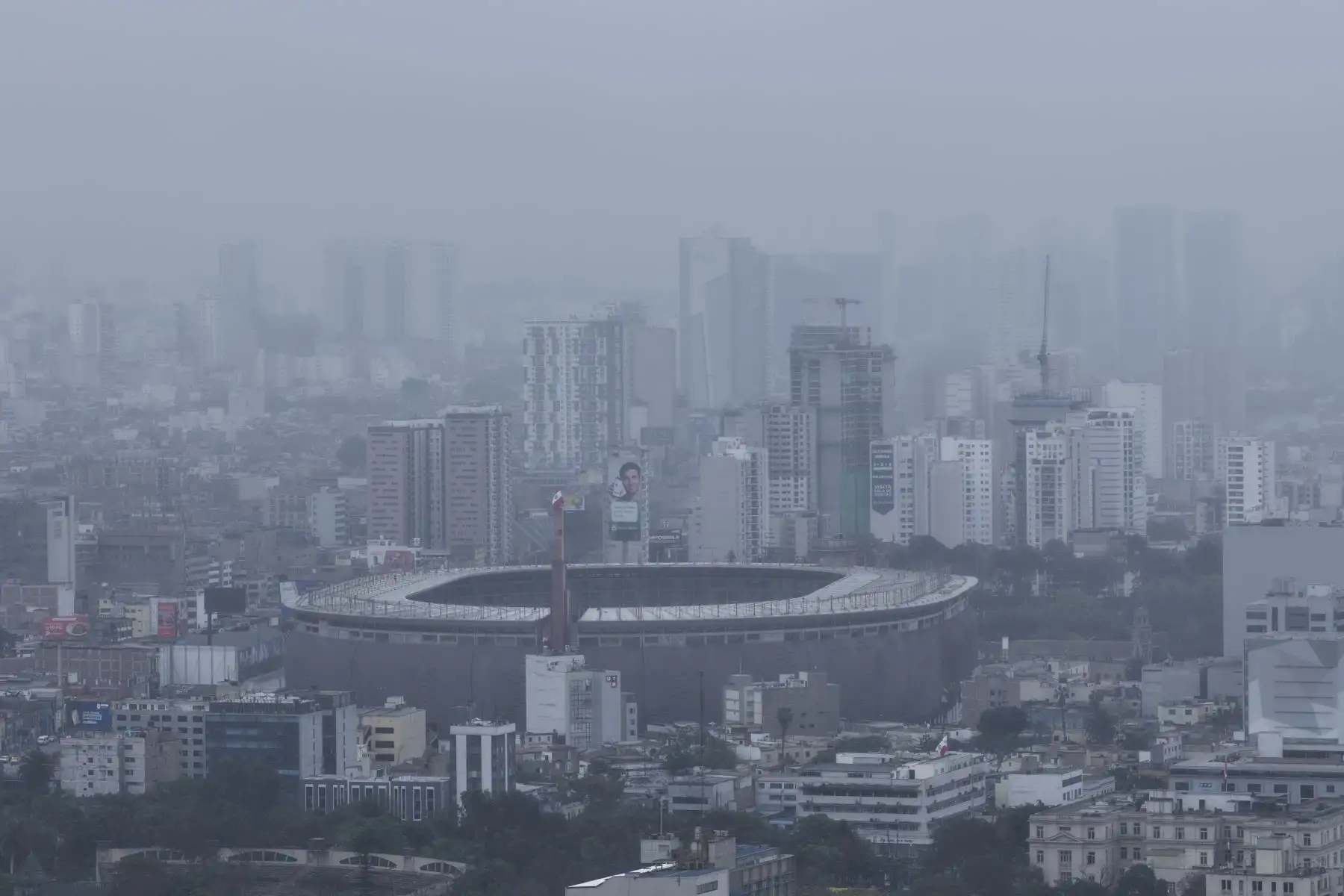 Lima amaneció este domingo con una llovizna que dejó pistas y veredas mojadas en diversos sectores de la capital. El fenómeno estuvo acompañado de un descenso de la temperatura durante las primeras horas del día. Foto: ANDINA/Ricardo Cuba