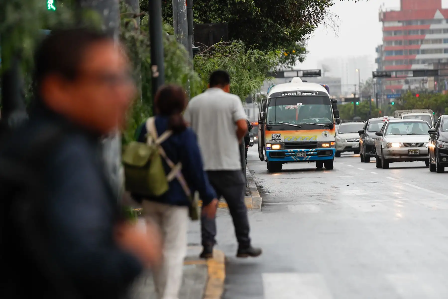 Lima amaneció este domingo con una llovizna que dejó pistas y veredas mojadas en diversos sectores de la capital. El fenómeno estuvo acompañado de un descenso de la temperatura durante las primeras horas del día. Foto: ANDINA/Ricardo Cuba