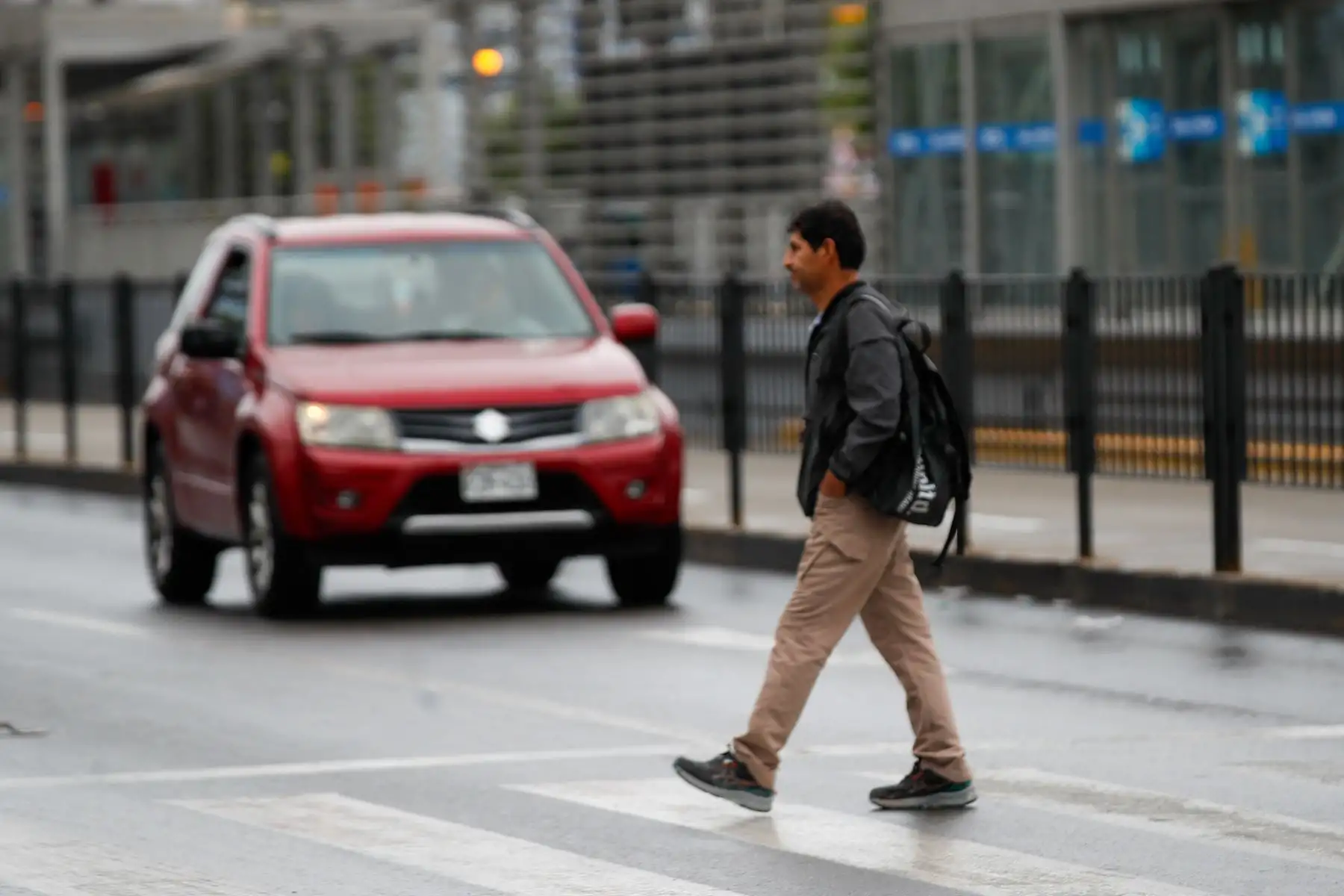 Lima amaneció este domingo con llovizna que dejó pistas y veredas mojadas en diversos sectores de la capital. El fenómeno estuvo acompañado de un descenso de la temperatura durante las primeras horas del día. Foto: ANDINA/Ricardo Cuba
