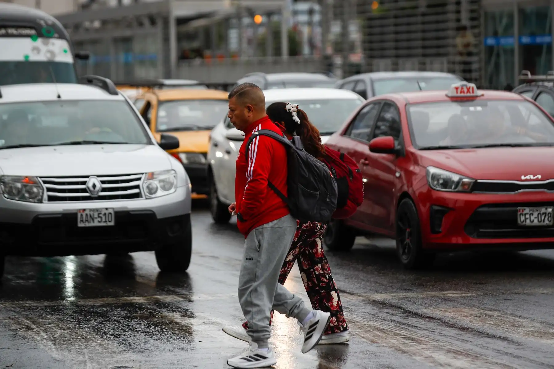 Lima amaneció este domingo con una llovizna que dejó pistas y veredas mojadas en diversos sectores de la capital. El fenómeno estuvo acompañado de un descenso de la temperatura durante las primeras horas del día. Foto: ANDINA/Ricardo Cuba