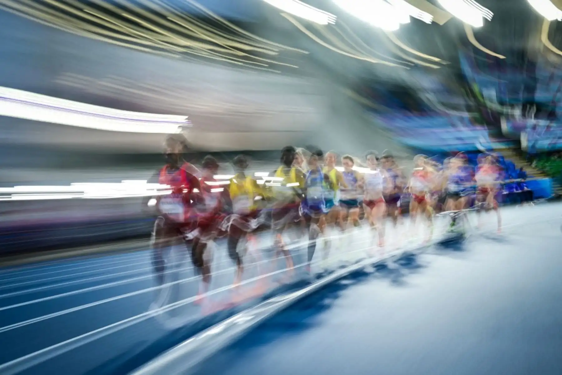 Atletas compiten en la final de los 5000 metros femeninos durante la prueba de atletismo en el estadio Scotstoun de Glasgow, en el séptimo día de los Juegos de la Commonwealth en Glasgow, Escocia, el 30 de julio de 2026. (Foto de Ben STANSALL / AFP)