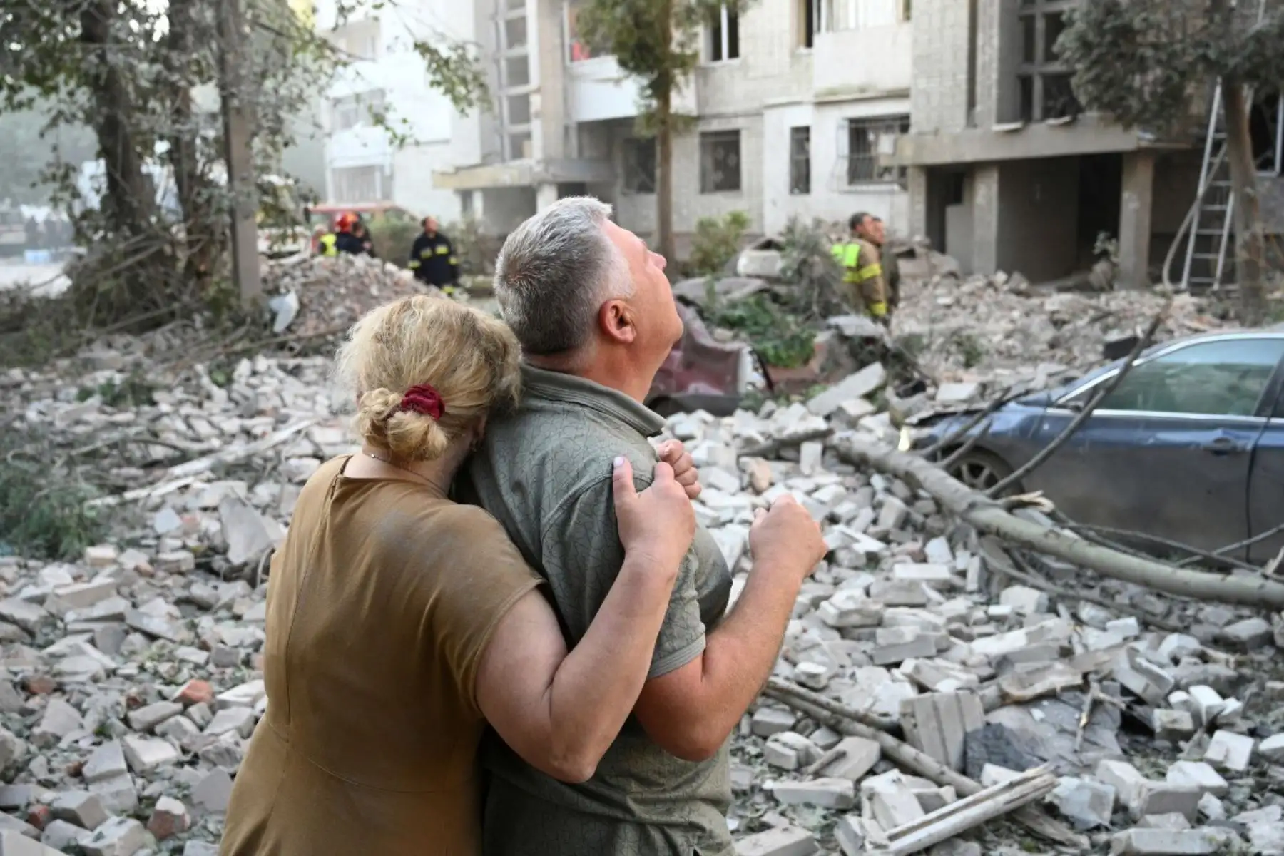 Residentes locales reaccionan frente a un edificio residencial parcialmente destruido por ataques con misiles rusos en la ciudad de Lviv, al oeste de Ucrania, el 30 de julio de 2026, en medio de la invasión rusa a Ucrania. Foto: AFP