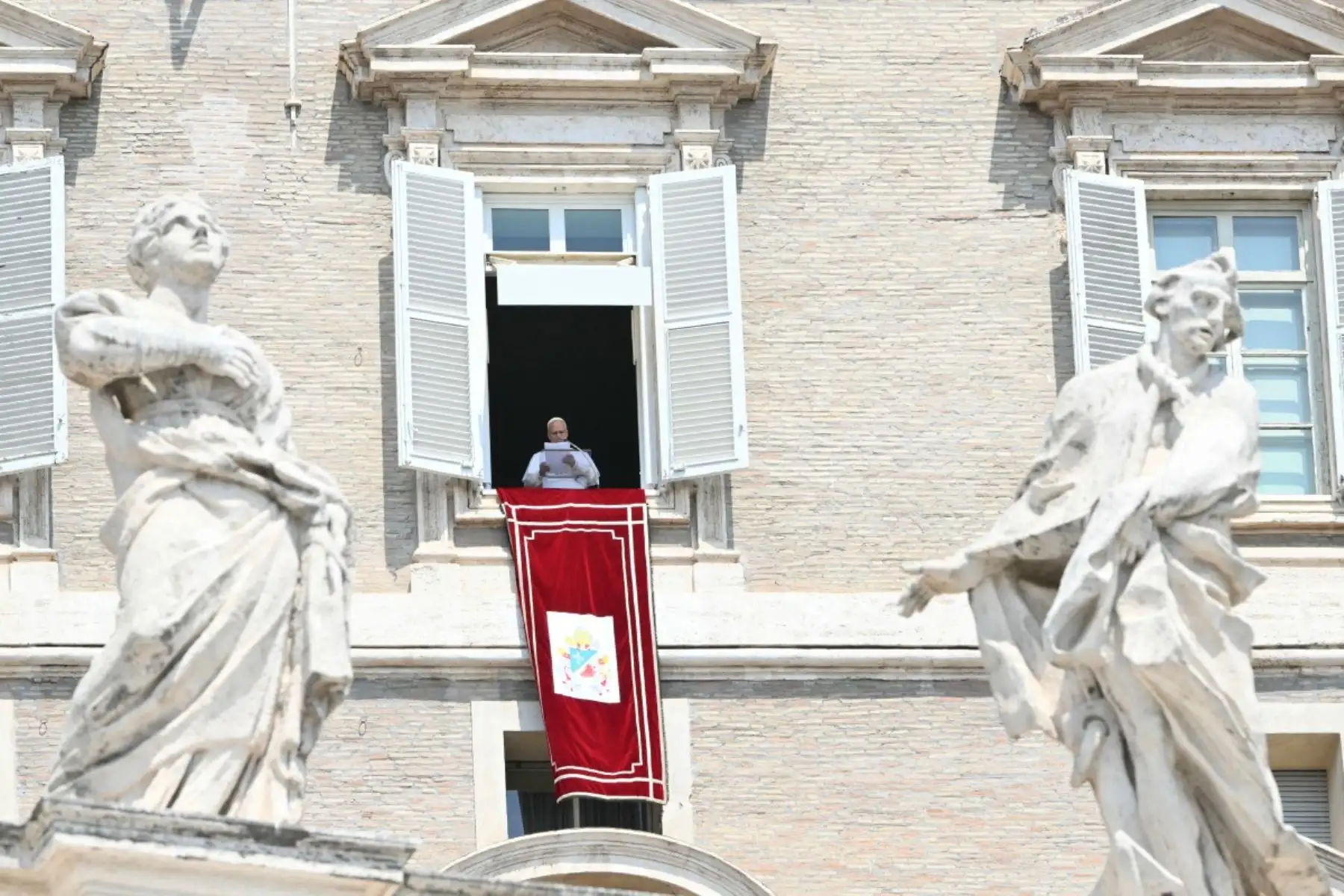 El papa León XIV se dirige a la multitud desde la ventana del palacio apostólico con vistas a la plaza de San Pedro durante el rezo del Ángelus en el Vaticano el 2 de agosto de 2026. (Foto de Alberto PIZZOLI / AFP)