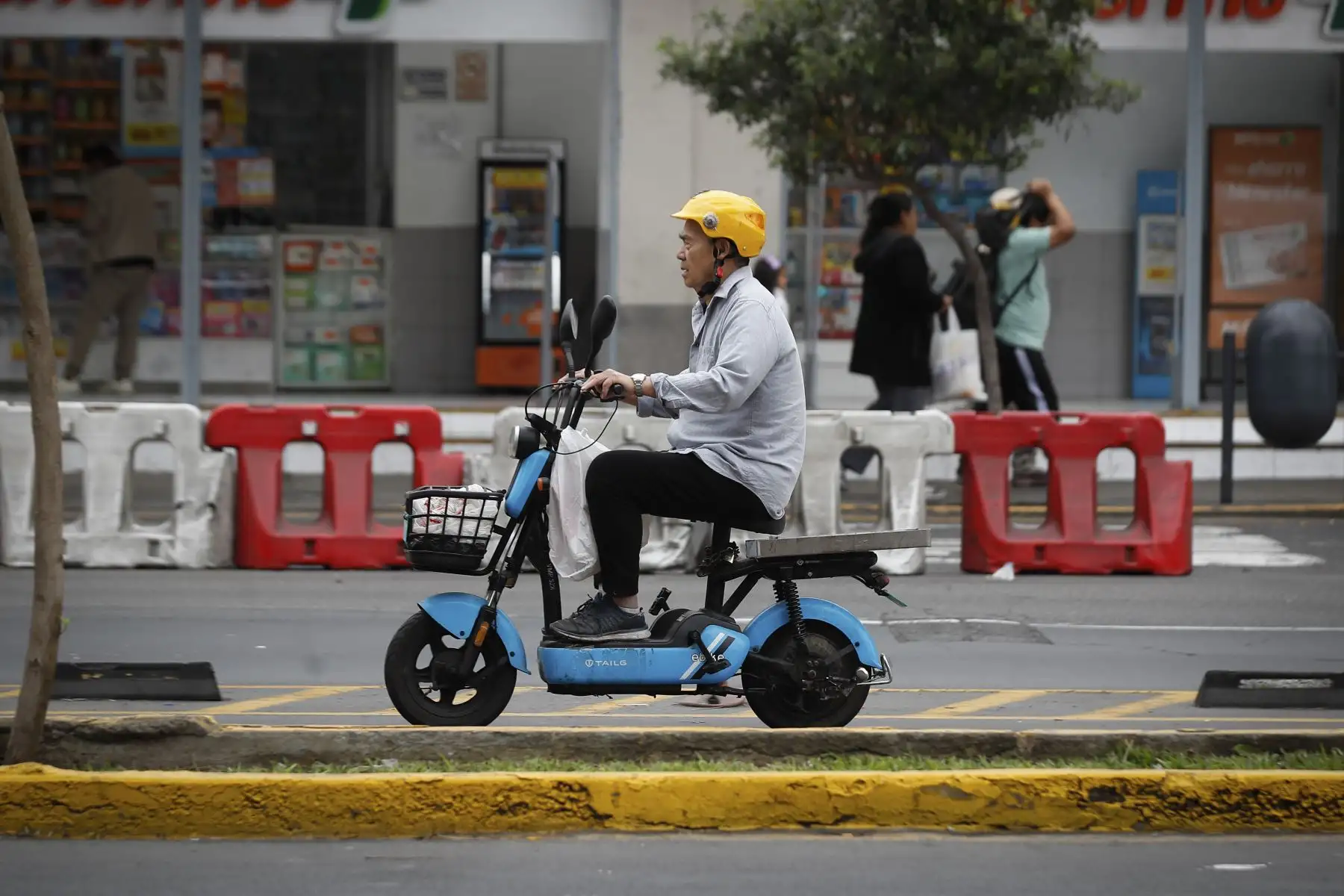 Los conductores de vehículos eléctricos que circulen por las ciclovías serán sancionados con una multa de S/ 550 desde hoy, 2 de agosto, informó el presidente de la Asociación Automotriz del Perú, Elliot Tarazona. El representante precisó que el monto puede incrementarse si se detectan otras infracciones contempladas en el Reglamento Nacional de Tránsito. Foto: ANDINA/Ricardo Cuba