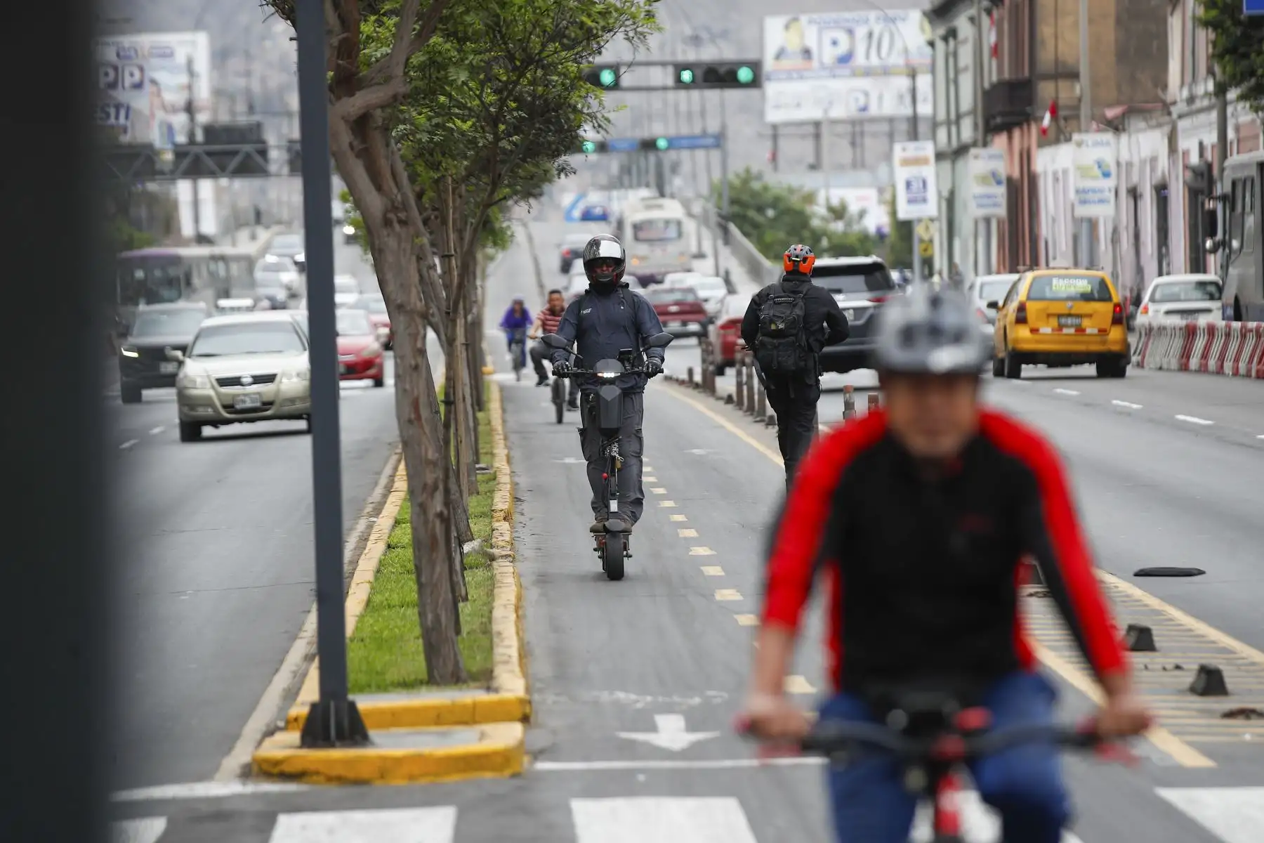 Los conductores de vehículos eléctricos que circulen por las ciclovías serán sancionados con una multa de S/ 550 desde hoy, 2 de agosto, informó el presidente de la Asociación Automotriz del Perú, Elliot Tarazona. El representante precisó que el monto puede incrementarse si se detectan otras infracciones contempladas en el Reglamento Nacional de Tránsito. Foto: ANDINA/Ricardo Cuba