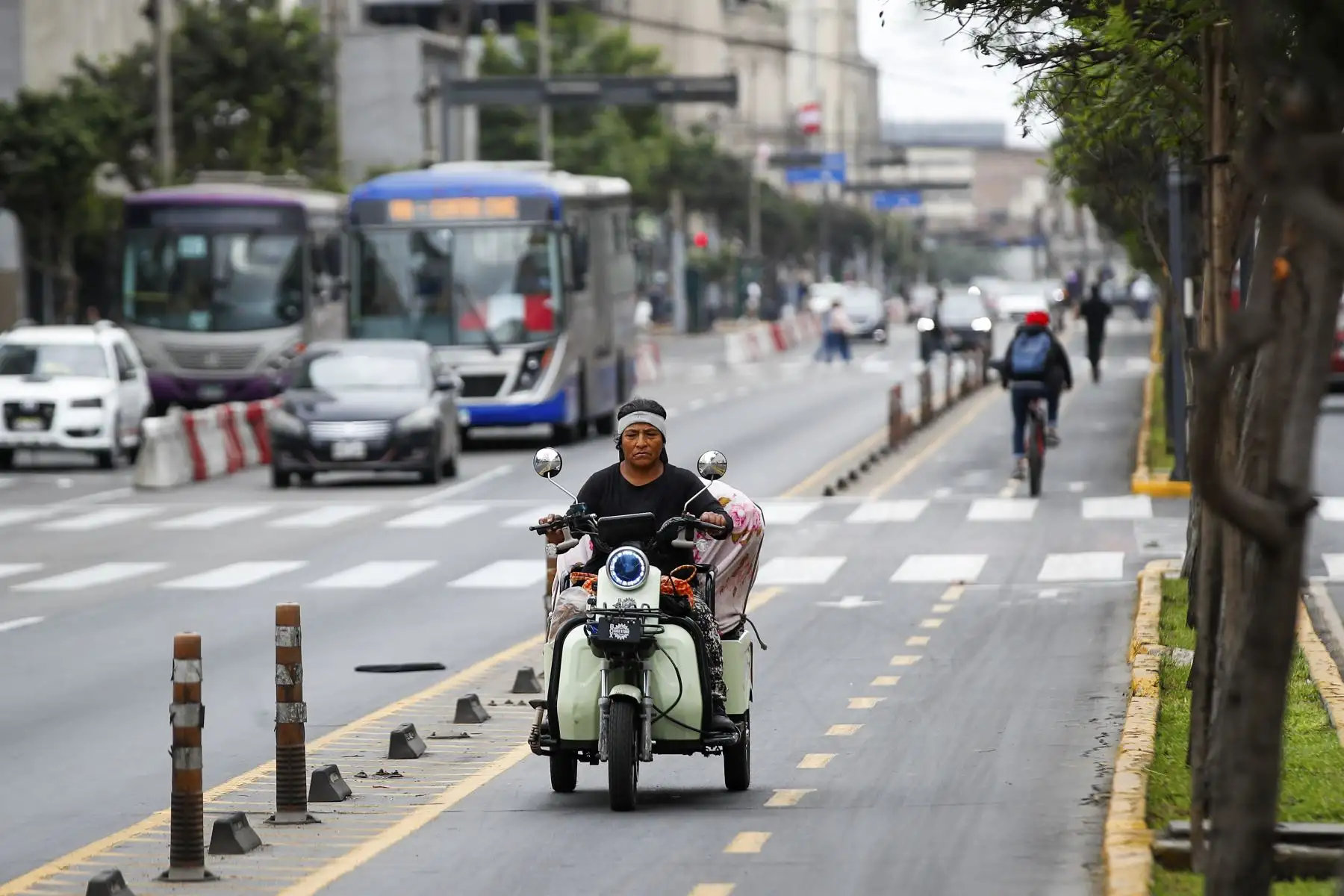Los conductores de vehículos eléctricos que circulen por las ciclovías serán sancionados con una multa de S/ 550 desde hoy, 2 de agosto, informó el presidente de la Asociación Automotriz del Perú, Elliot Tarazona. El representante precisó que el monto puede incrementarse si se detectan otras infracciones contempladas en el Reglamento Nacional de Tránsito. Foto: ANDINA/Ricardo Cuba
