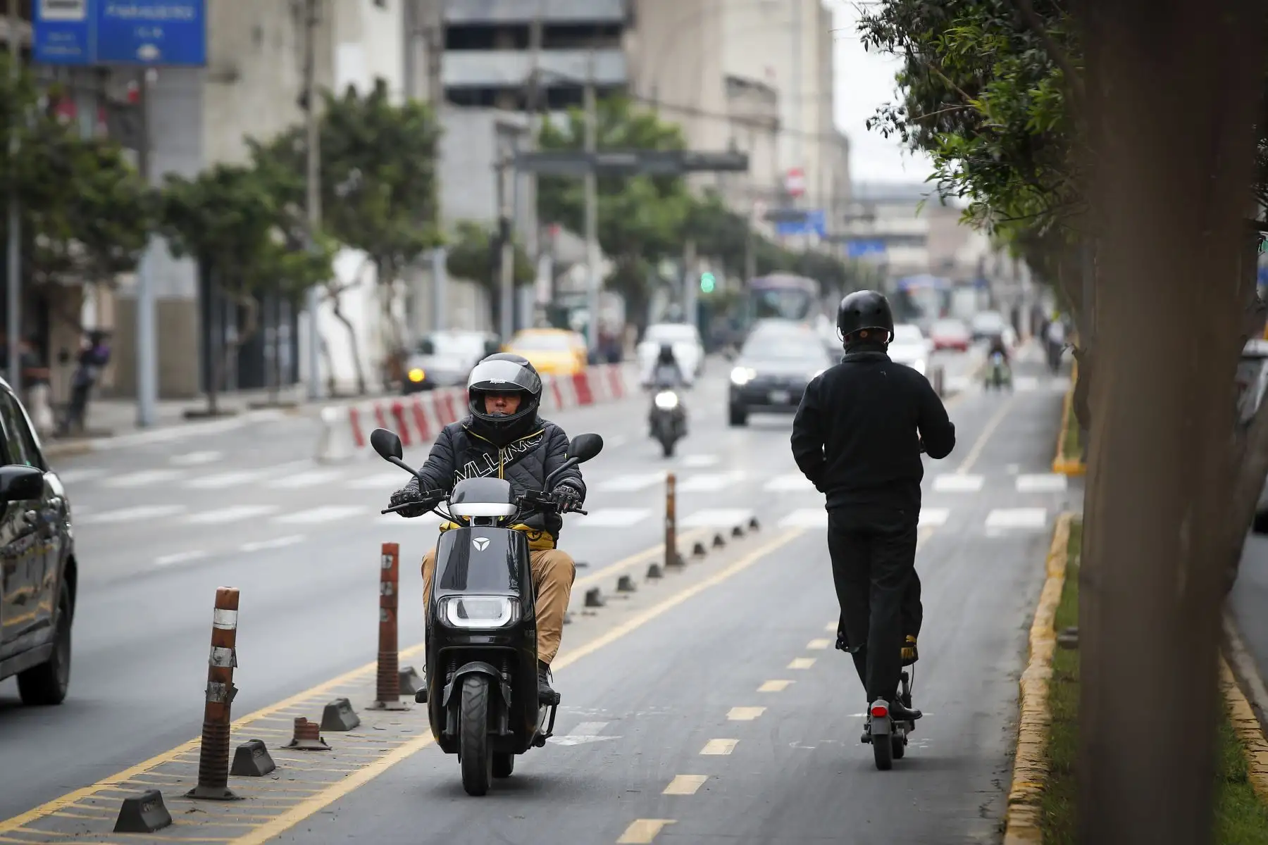 Los conductores de vehículos eléctricos que circulen por las ciclovías serán sancionados con una multa de S/ 550 desde hoy, 2 de agosto, informó el presidente de la Asociación Automotriz del Perú, Elliot Tarazona. El representante precisó que el monto puede incrementarse si se detectan otras infracciones contempladas en el Reglamento Nacional de Tránsito. Foto: ANDINA/Ricardo Cuba
