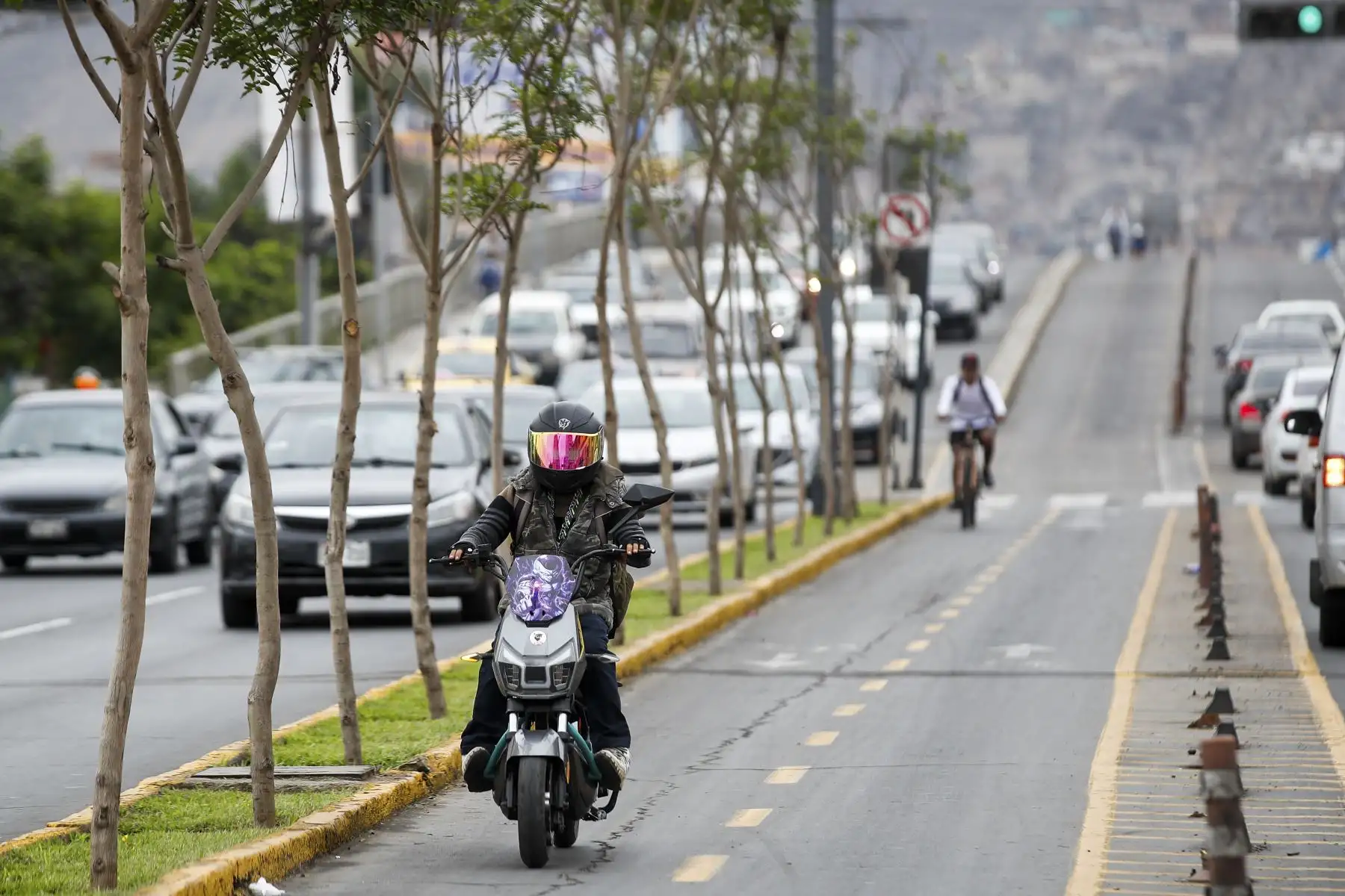 Los conductores de vehículos eléctricos que circulen por las ciclovías serán sancionados con una multa de S/ 550 desde hoy, 2 de agosto, informó el presidente de la Asociación Automotriz del Perú, Elliot Tarazona. El representante precisó que el monto puede incrementarse si se detectan otras infracciones contempladas en el Reglamento Nacional de Tránsito. Foto: ANDINA/Ricardo Cuba