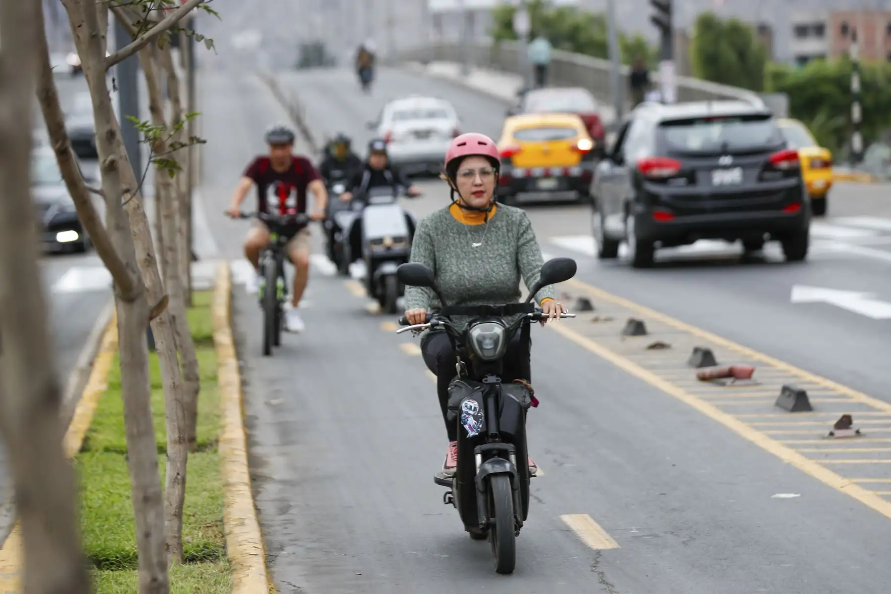 Los conductores de vehículos eléctricos que circulen por las ciclovías serán sancionados con una multa de S/ 550 desde hoy, 2 de agosto, informó el presidente de la Asociación Automotriz del Perú, Elliot Tarazona. El representante precisó que el monto puede incrementarse si se detectan otras infracciones contempladas en el Reglamento Nacional de Tránsito. Foto: ANDINA/Ricardo Cuba