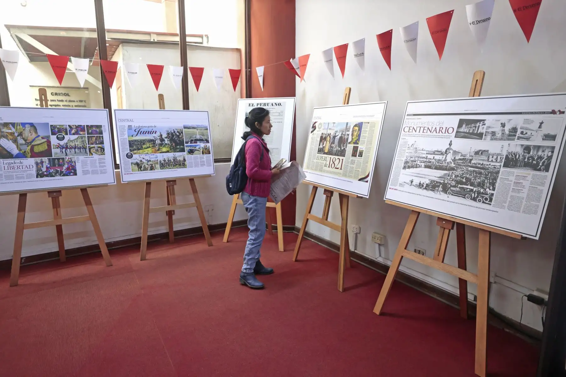 Visitantes vivieron dos experiencias que conectan nuestra memoria con nuestra identidad. “Memoria impresa. La independencia nacional desde la mirada de El Peruano” y “Tradiciones en portada”. El público de todas las edades puedo crear su propia portada inspirada en las costumbres, tradiciones y expresiones que forman parte de nuestra identidad. Foto: ANDINA/Vidal Tarqui