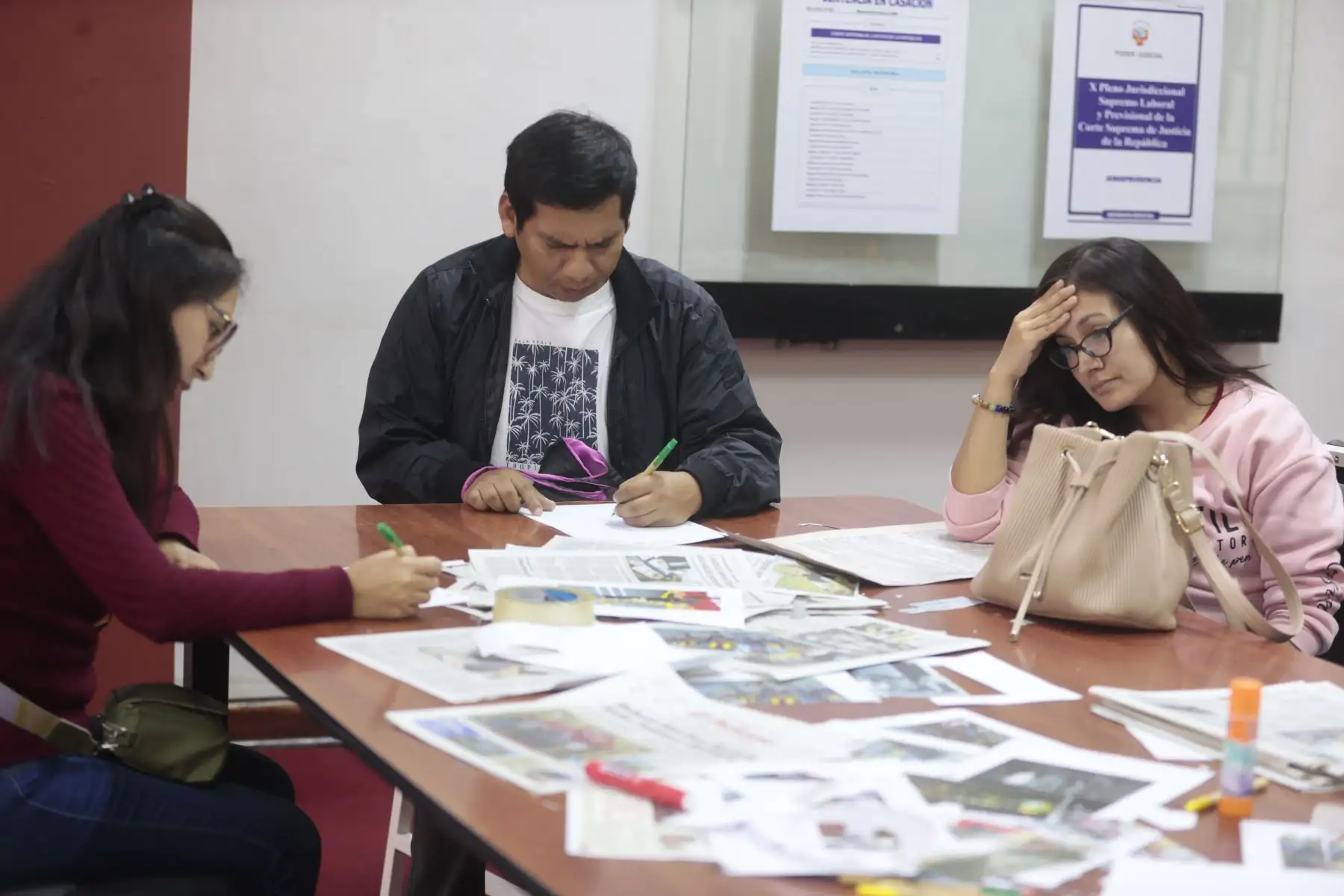 Visitantes vivieron dos experiencias que conectan nuestra memoria con nuestra identidad. “Memoria impresa. La independencia nacional desde la mirada de El Peruano” y “Tradiciones en portada”. El público de todas las edades puedo crear su propia portada inspirada en las costumbres, tradiciones y expresiones que forman parte de nuestra identidad. Foto: ANDINA/Vidal Tarqui