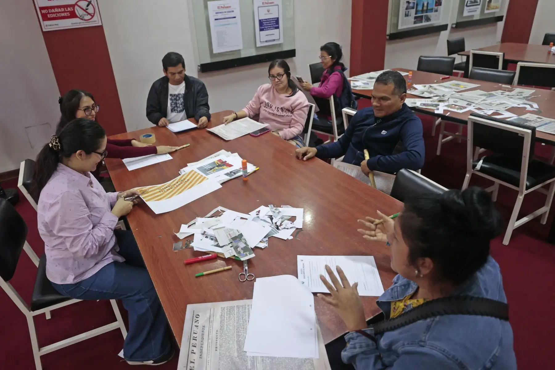 Visitantes vivieron dos experiencias que conectan nuestra memoria con nuestra identidad. “Memoria impresa. La independencia nacional desde la mirada de El Peruano” y “Tradiciones en portada”. El público de todas las edades puedo crear su propia portada inspirada en las costumbres, tradiciones y expresiones que forman parte de nuestra identidad. Foto: ANDINA/Vidal Tarqui