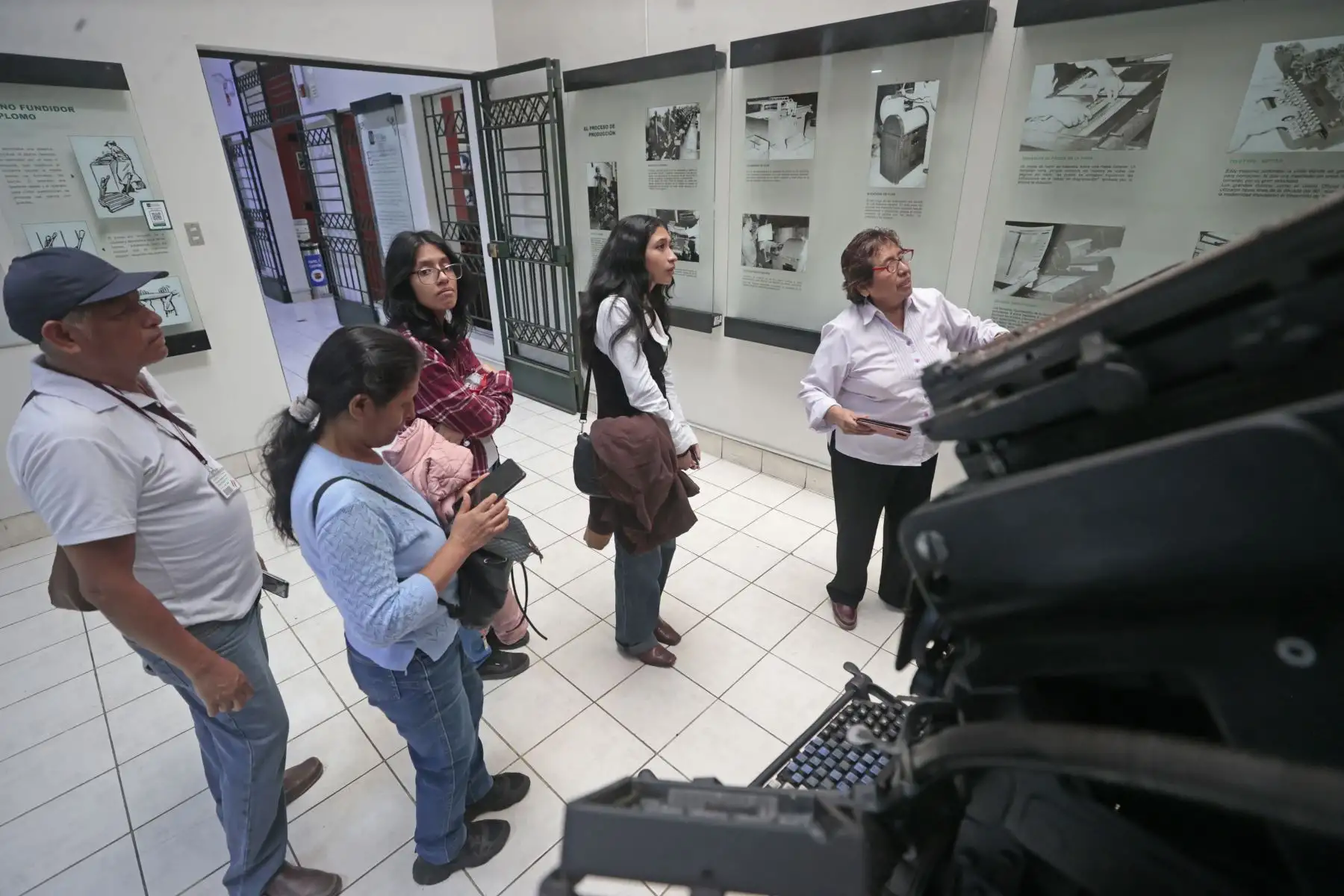Visitantes vivieron dos experiencias que conectan nuestra memoria con nuestra identidad. “Memoria impresa. La independencia nacional desde la mirada de El Peruano” y “Tradiciones en portada”. El público de todas las edades puedo crear su propia portada inspirada en las costumbres, tradiciones y expresiones que forman parte de nuestra identidad. Foto: ANDINA/Vidal Tarqui